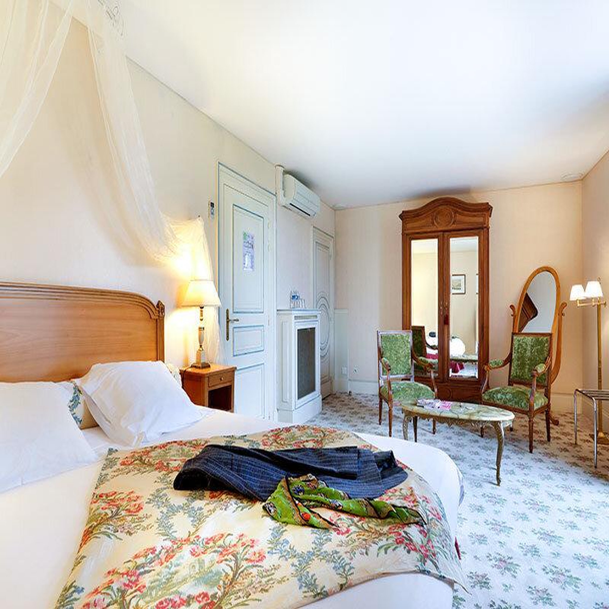 Voir la diapositive 3 : Smartbox Séjour avec bain bouillonnant en château 4* dans le val de loire - coffret cadeau séjour