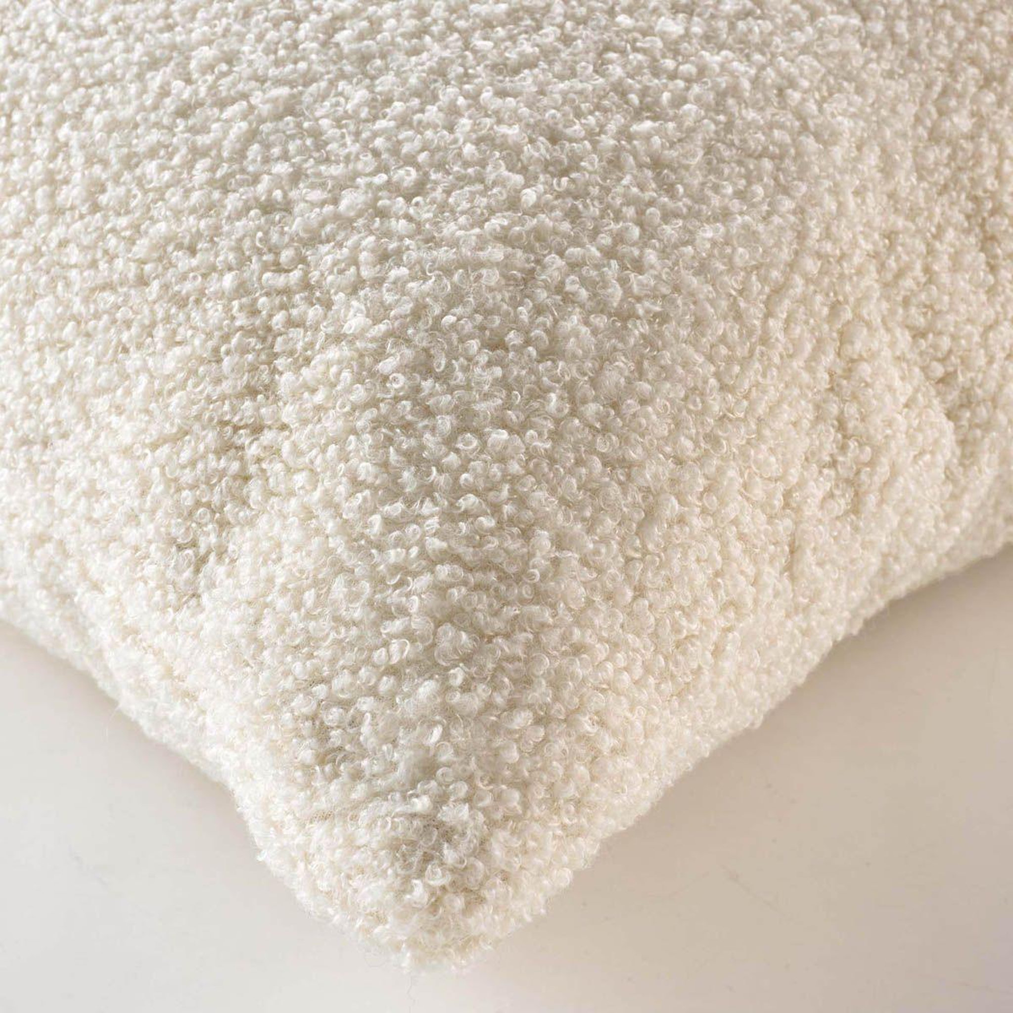 Voir la diapositive 3 : Douceur d'Intérieur Coussin déco bouclette  wooly  45x45cm naturel