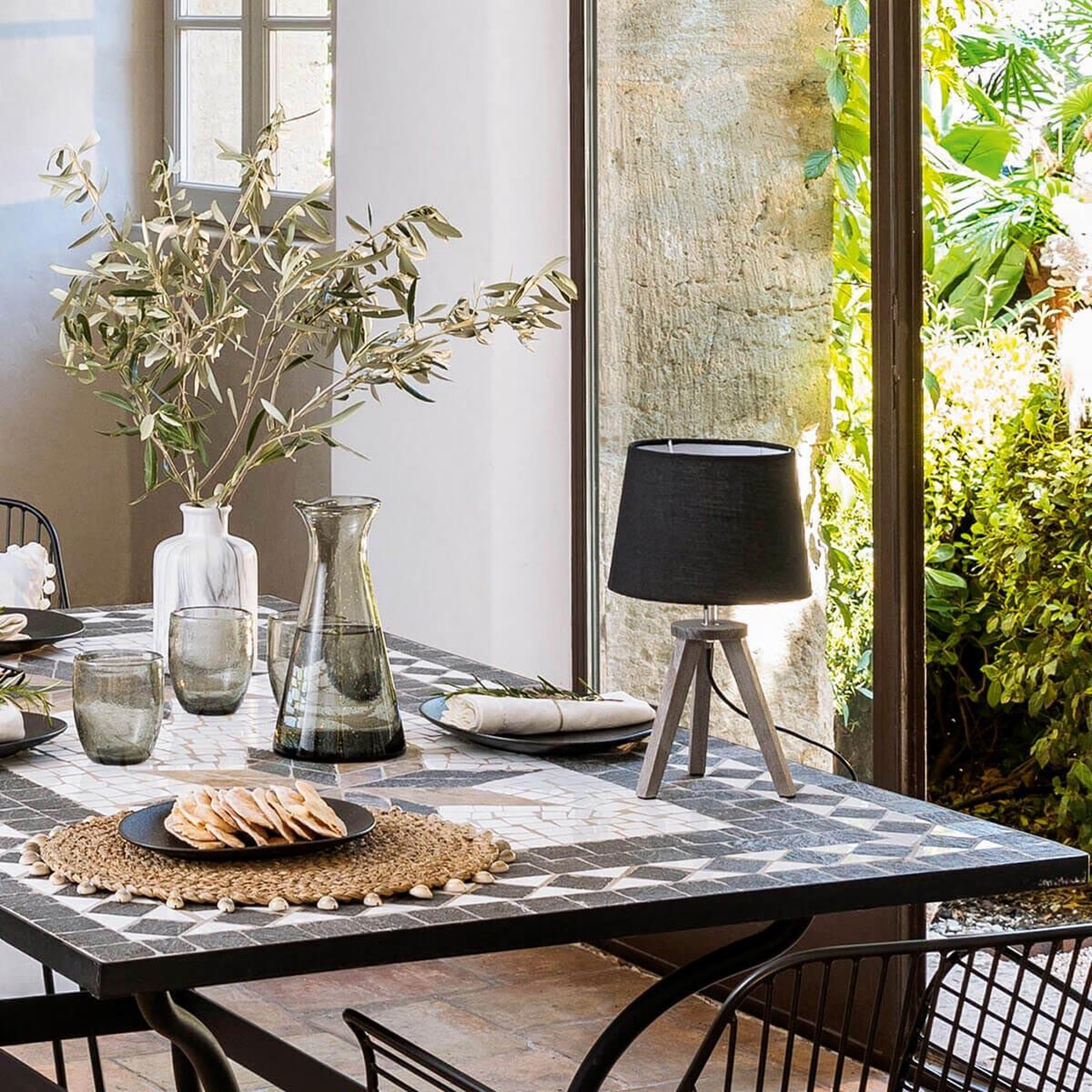Voir la diapositive 2 : ATMOSPHERA Lampe à poser trépied en bois  alexis  31cm gris