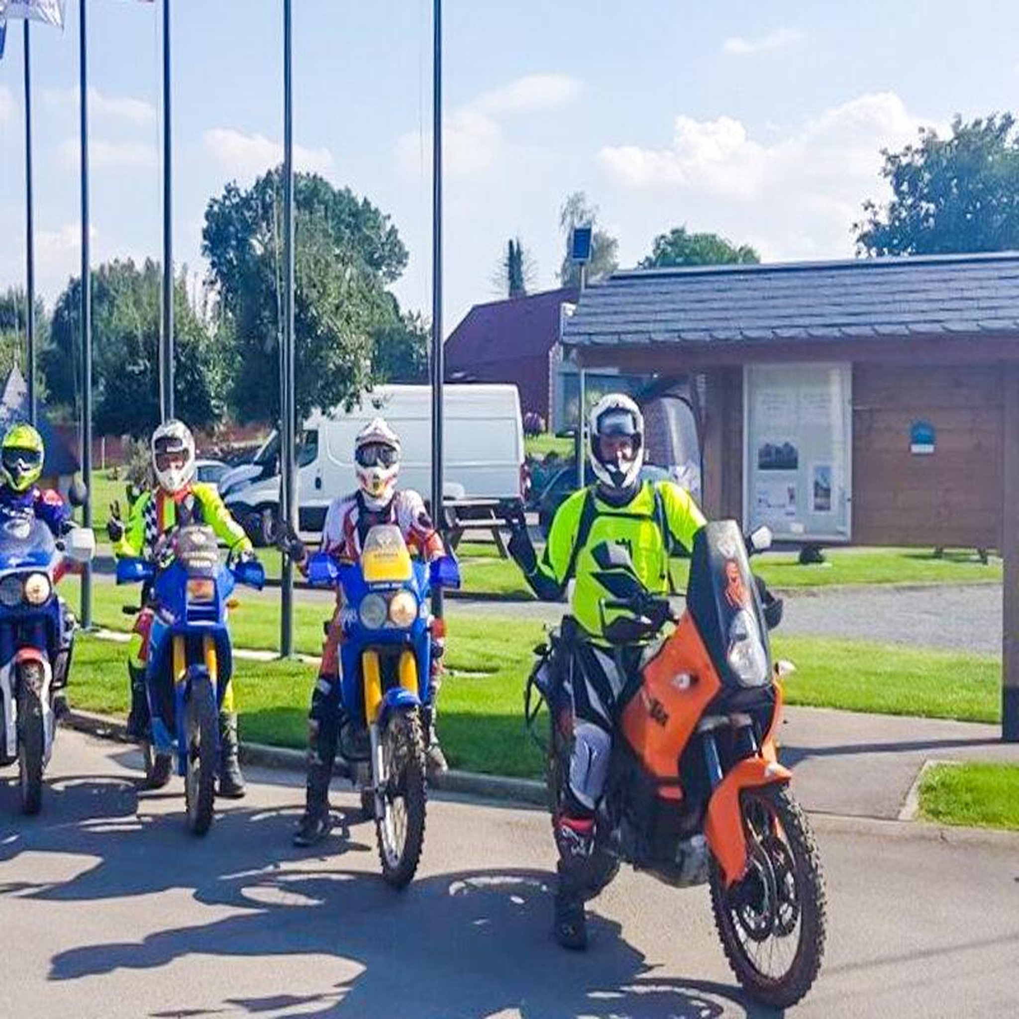 Voir la diapositive 2 : Smartbox Journée de randonnée en moto avec équipement de pilote intégral et collations - coffret cadeau sport & aventure