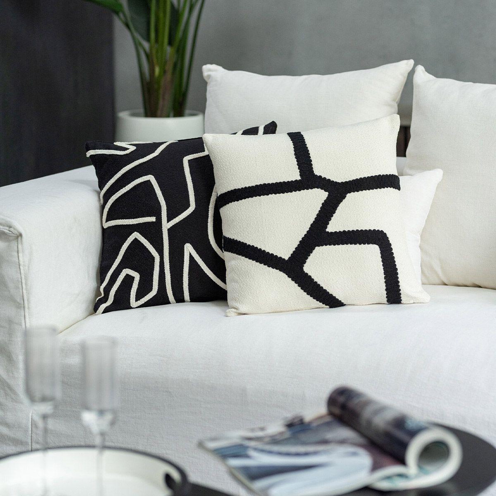 Voir la diapositive 4 : J-LINE Coussin déco  ligne  43x43cm blanc & noir