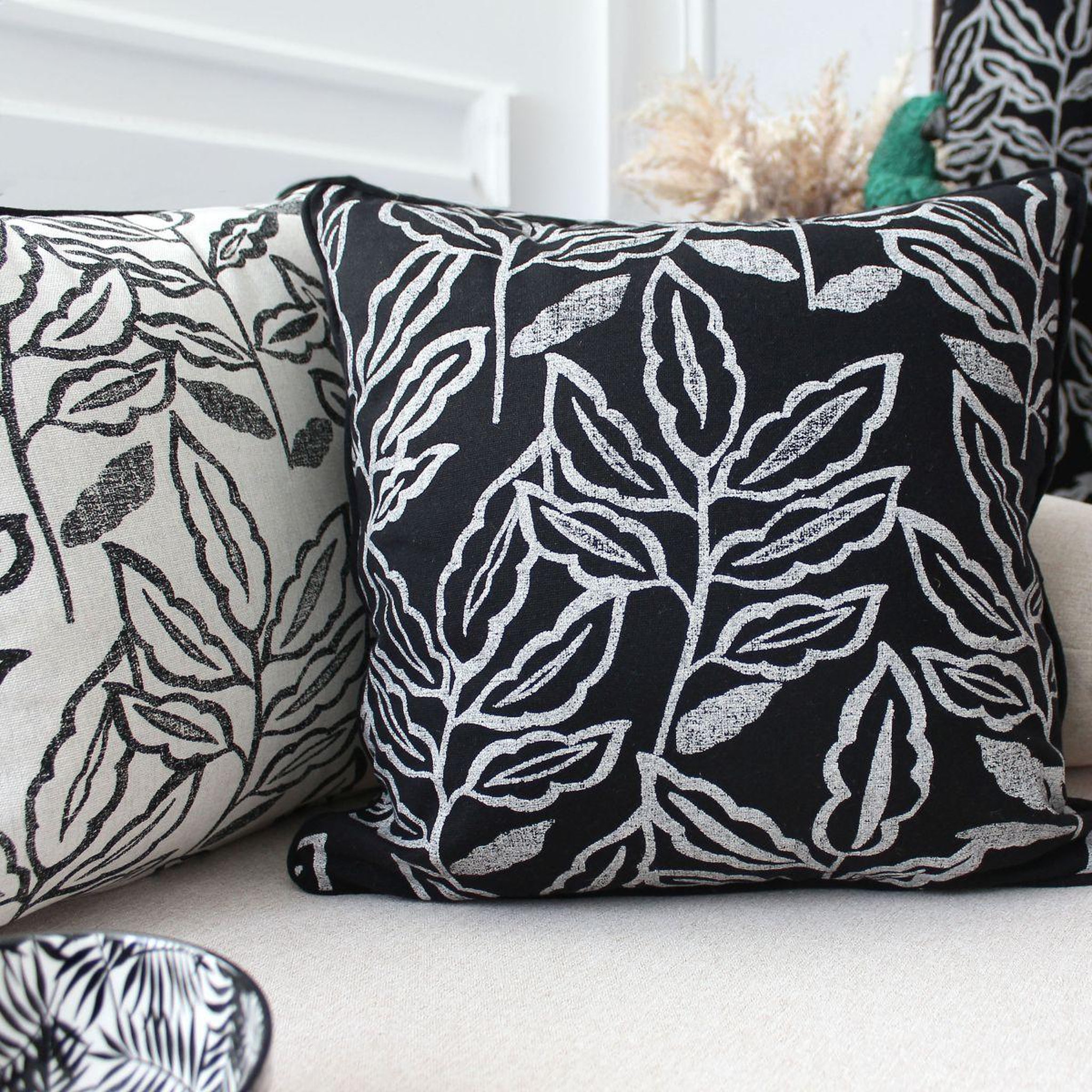 Voir la diapositive 3 : ENJOY HOME Coussin déco à motifs  lodge  40x40cm noir & blanc
