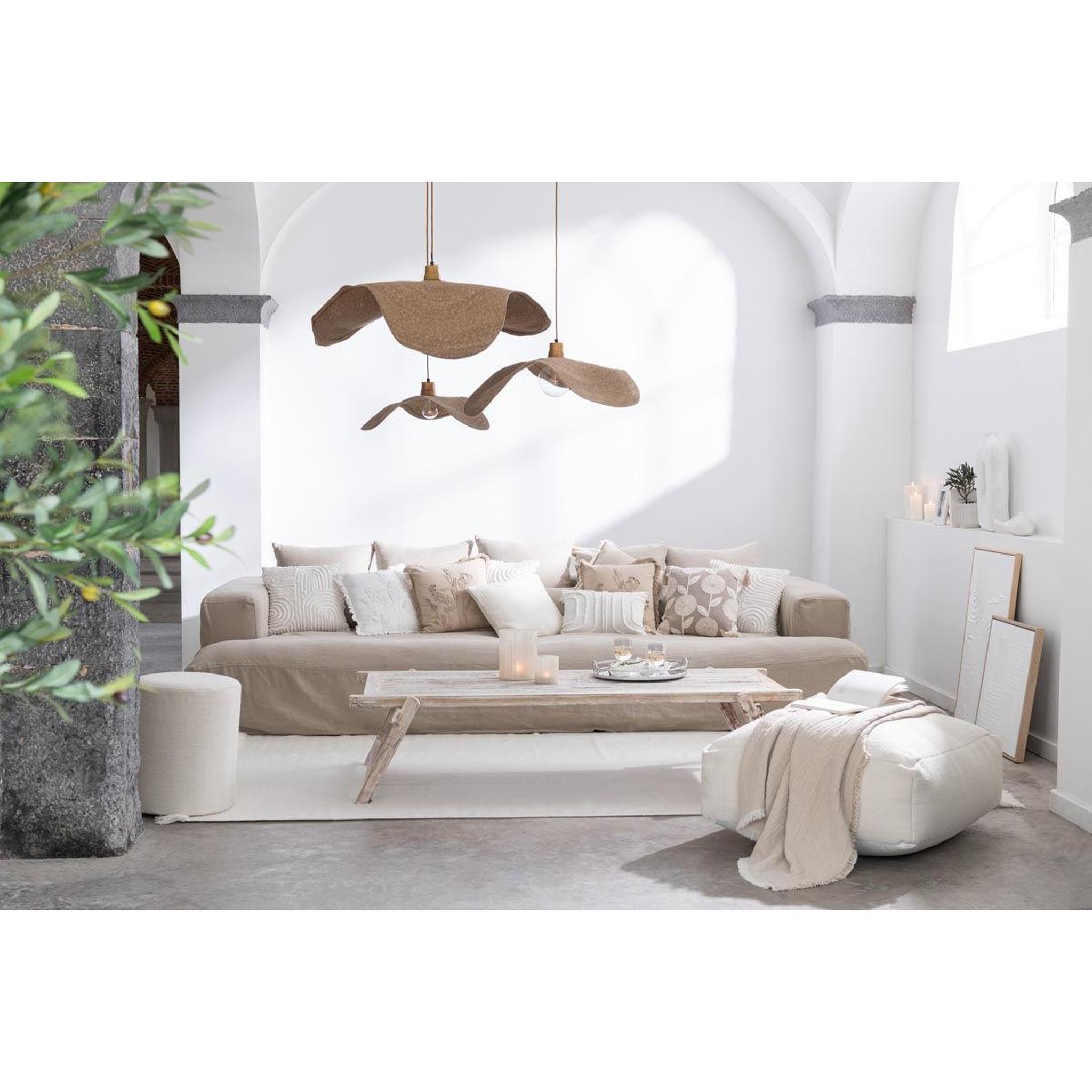 Voir la diapositive 4 : J-LINE Coussin déco brodé  fleurs  45x45cm beige