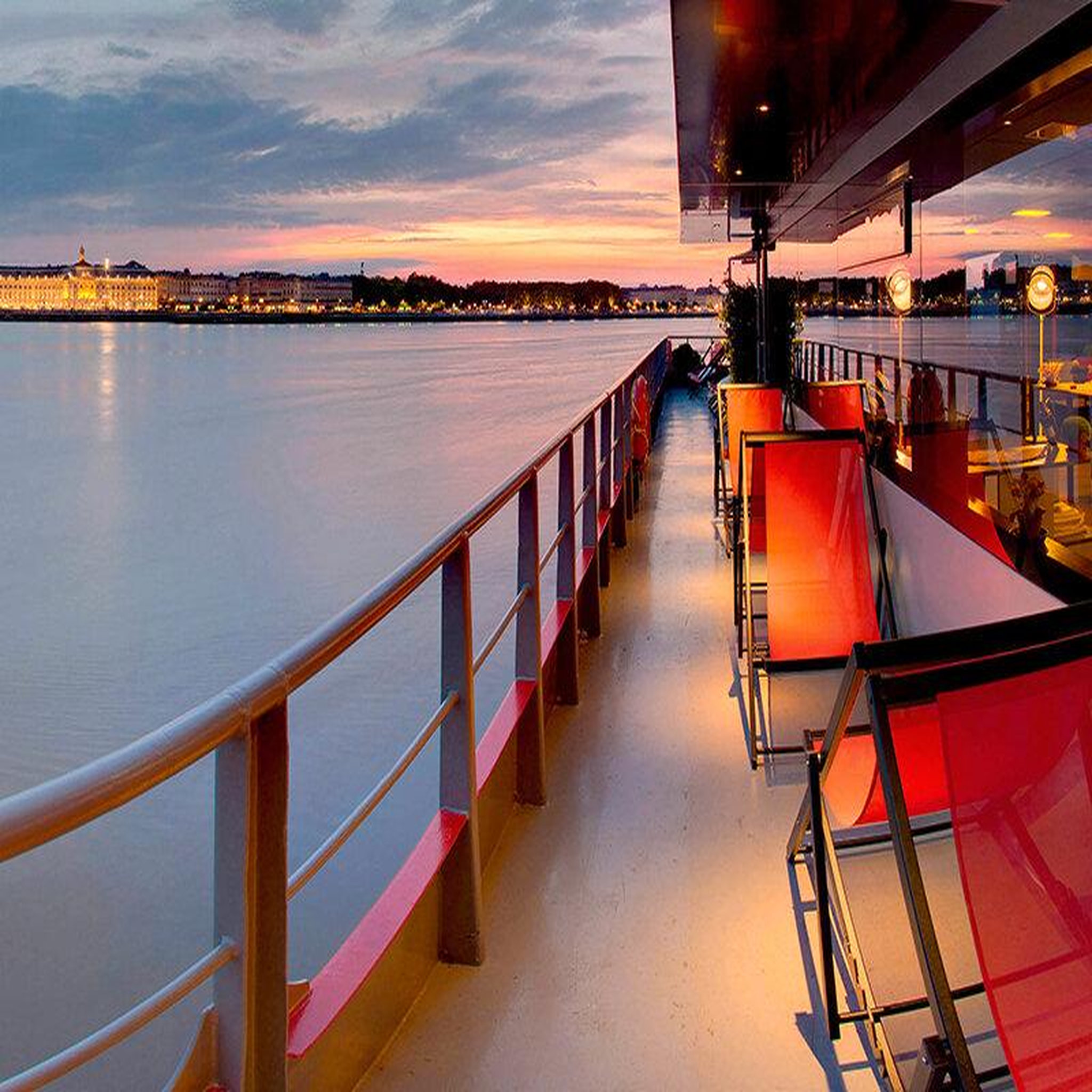 Voir la diapositive 3 : Smartbox Croisière gourmande avec dîner au fil des quais unesco à bordeaux - coffret cadeau sport & aventure