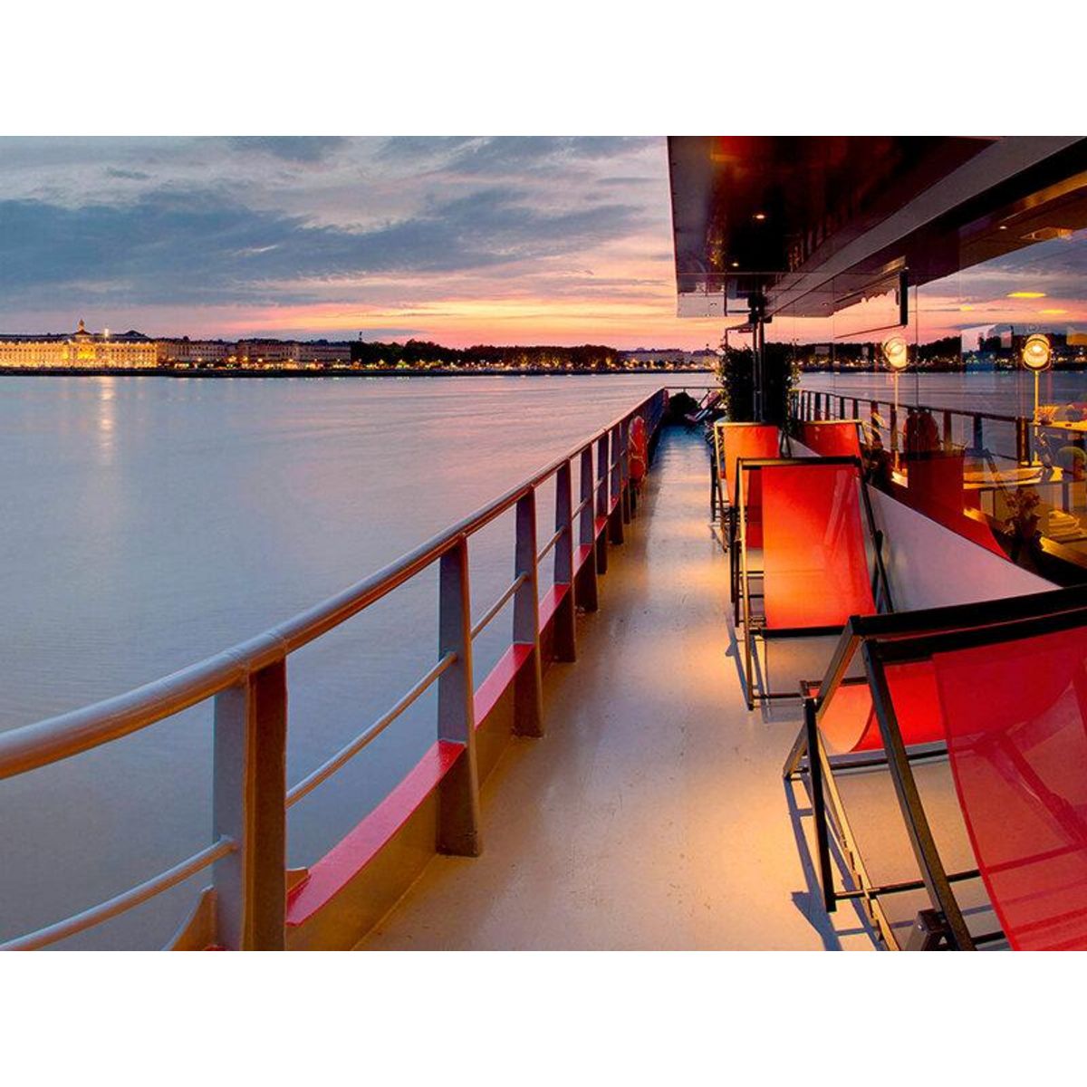 Smartbox Croisière gourmande avec dîner au fil des quais UNESCO à Bordeaux - Coffret Cadeau Sport & Aventure