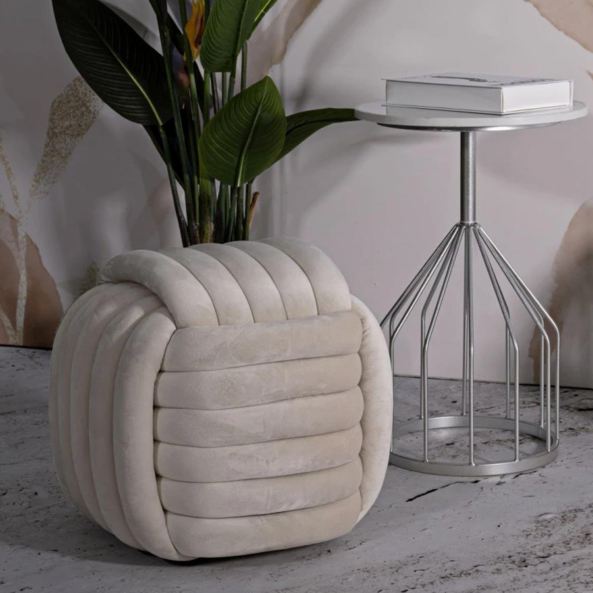 Voir la diapositive 6 : Paris Prix Pouf design en velours  softy  45cm crème