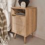Voir la diapositive 3 : SWEEEK Table de chevet. Eva. décor bois et cannage arrondi. une porte. un espace de rangement. L40 x l39 x H70cm