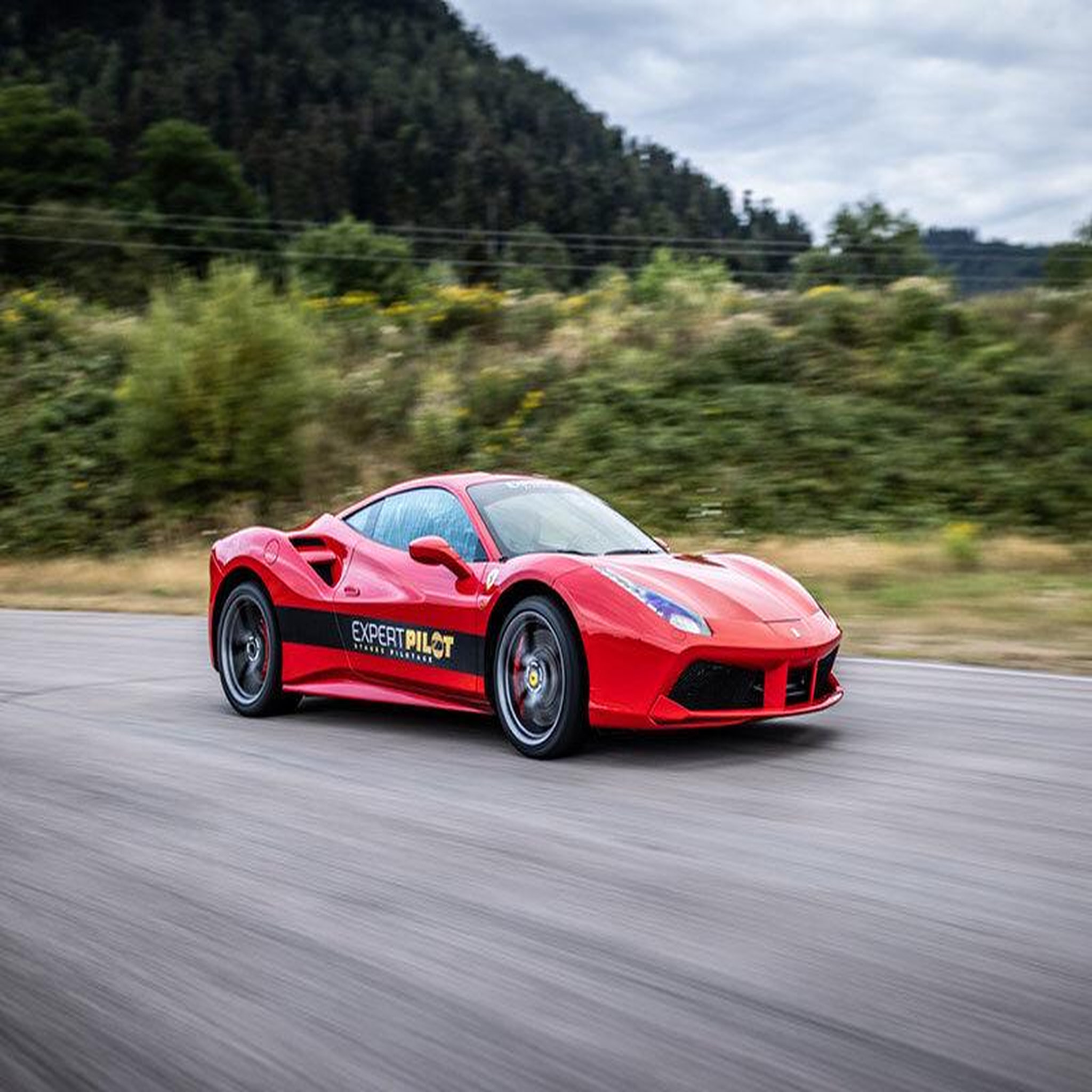 Voir la diapositive 4 : Smartbox Stage de pilotage : 4 tours sur le circuit de chambley en ferrari 488 gtb, lamborghini huracán ou porsche 911 gt3 - coffret cadeau sport & aventure