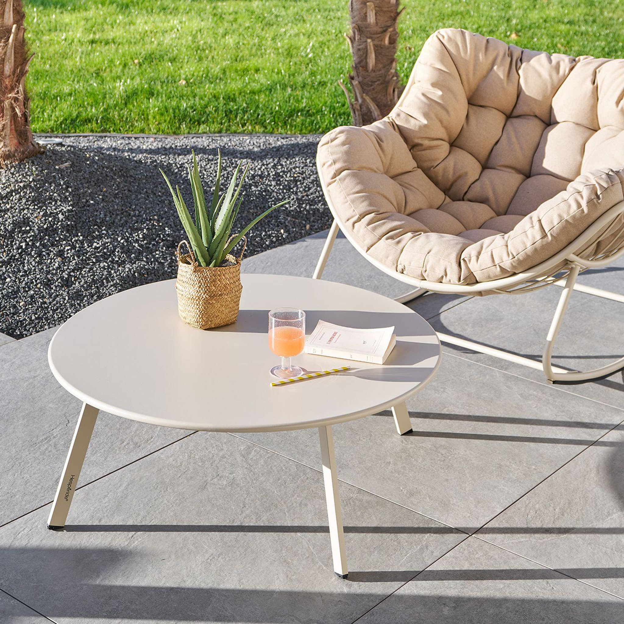 Voir la diapositive 2 : HESPERIDE Table basse de jardin ronde saona