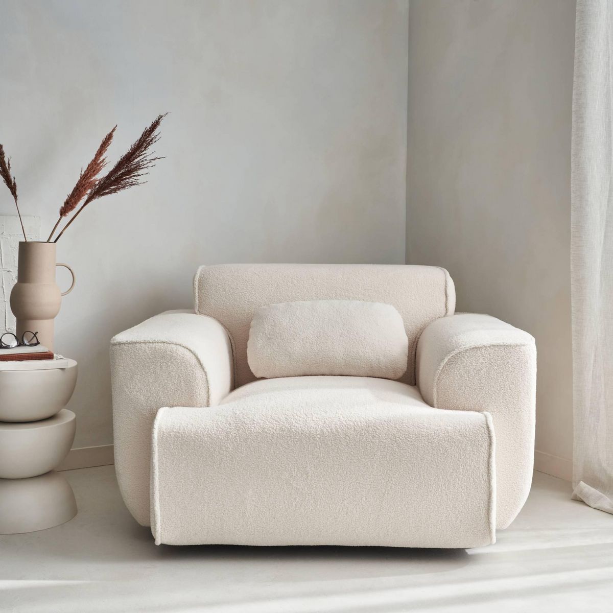 SWEEEK Fauteuil tissu bouclette blanche. lignes arrondis. coussin fourni. Wallas. L 116 x P 97 x H 73cm