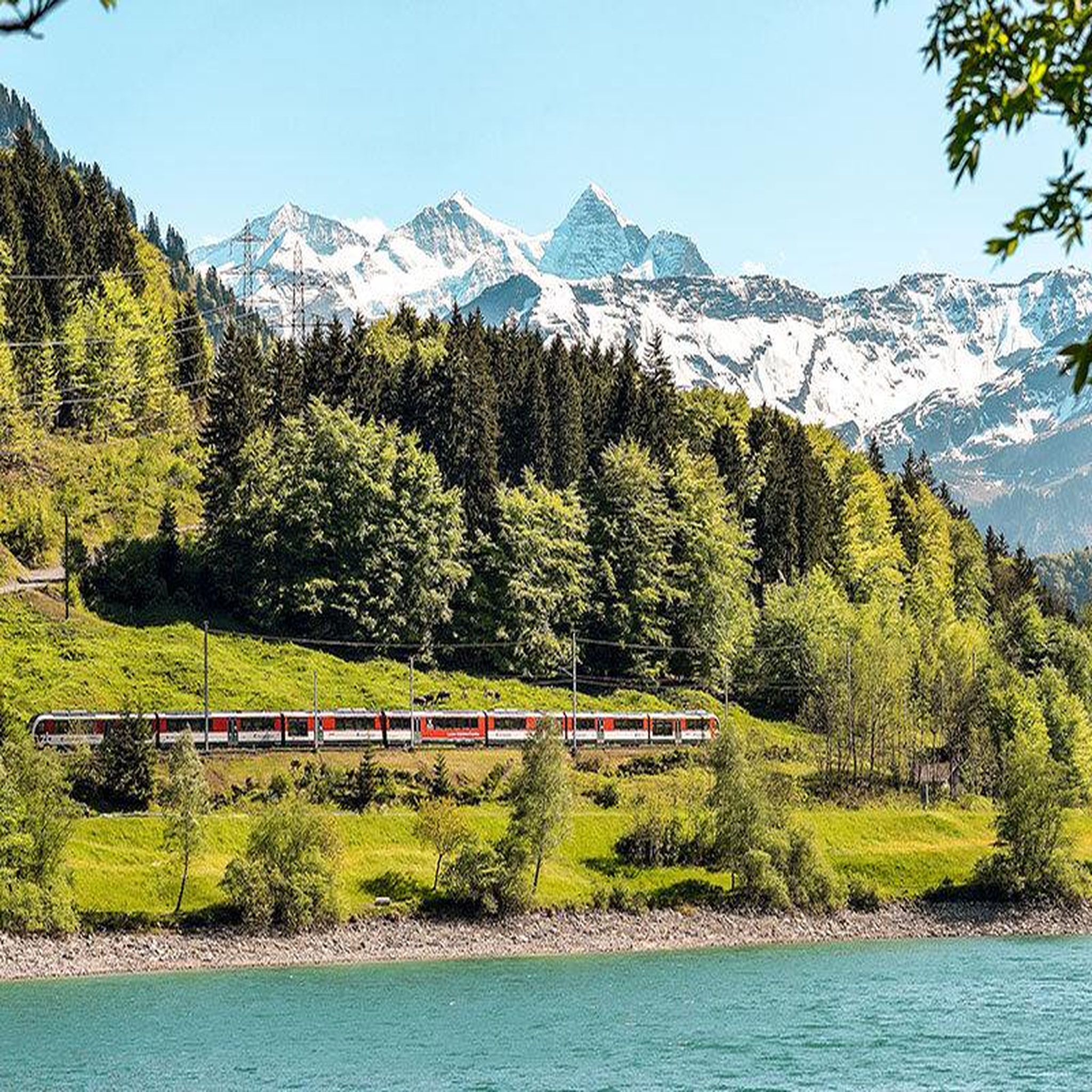 Voir la diapositive 2 : Smartbox Voyage en Europe : Pass Interrail Global Continu 22 jours avec nuit en hôtel - Coffret Cadeau Multi-thèmes