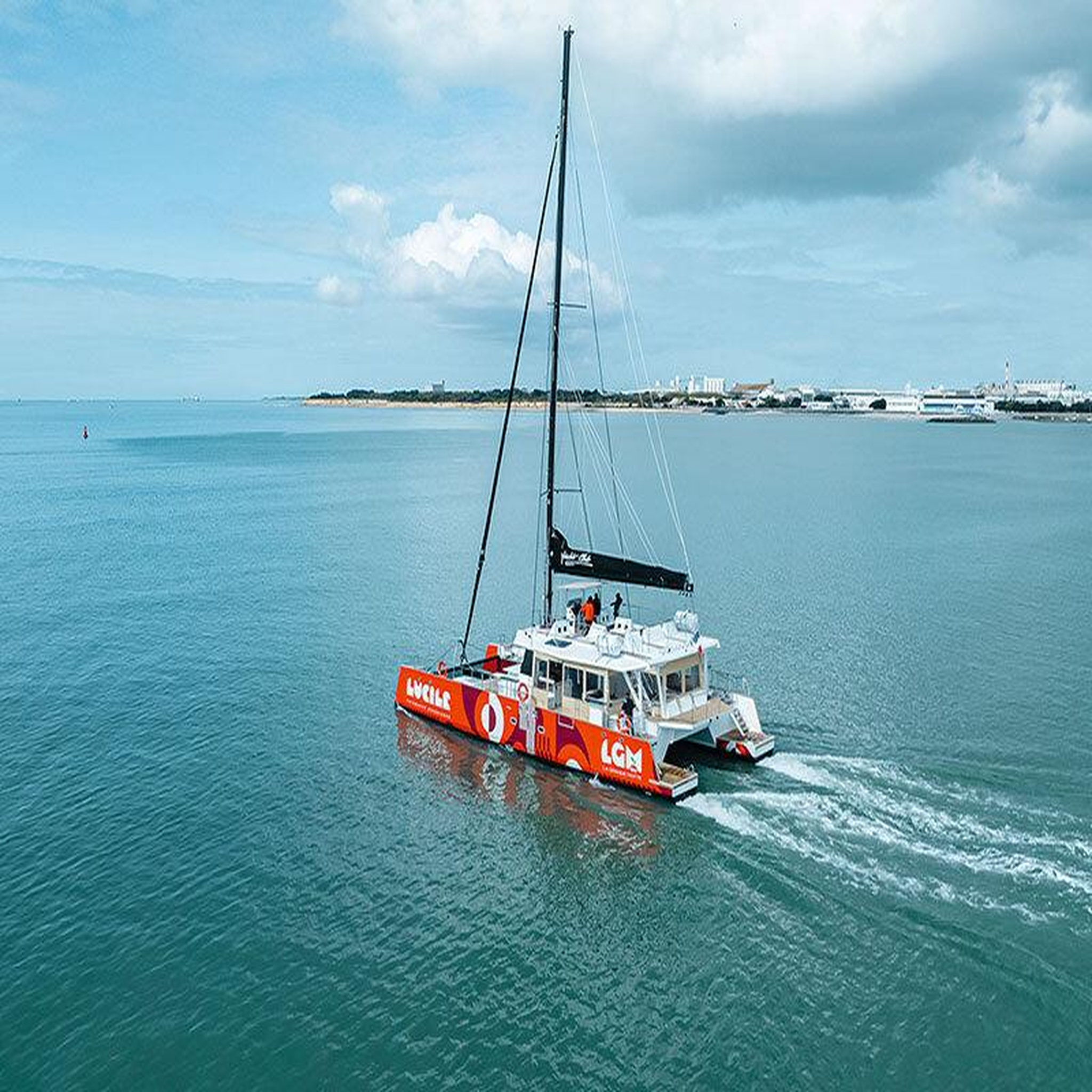 Voir la diapositive 2 : Smartbox Sortie en catamaran d'1h30 depuis la grande-motte - coffret cadeau sport & aventure