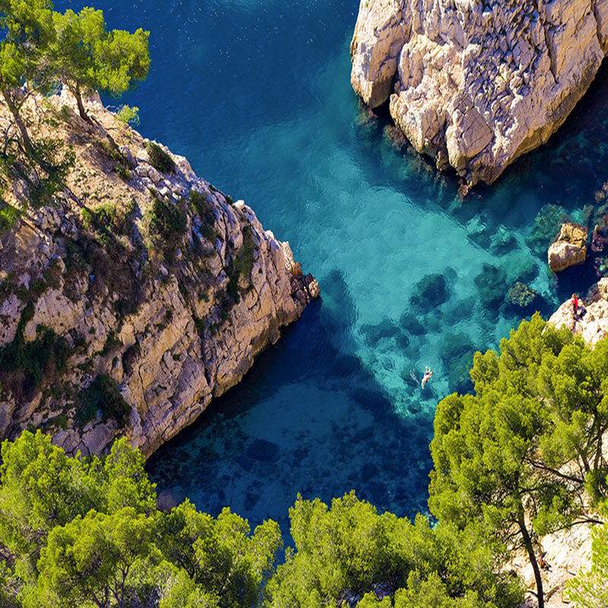 Voir la diapositive 4 : Smartbox Excursion en bateau de 3h en matinée dans le Parc national des calanques avec rosé - Coffret Cadeau Sport & Aventure