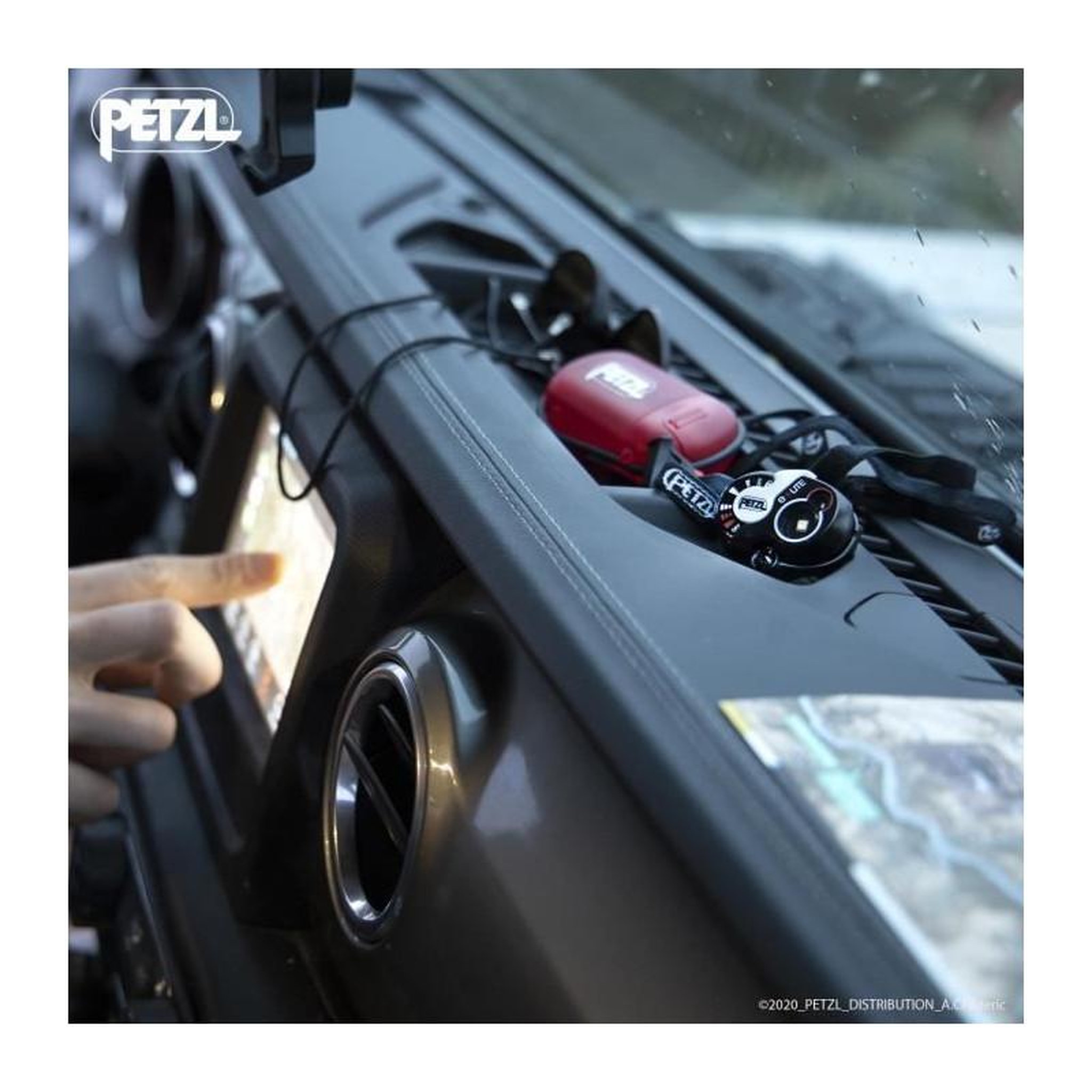 Voir la diapositive 5 : Petzl Lampe frontale de secours avec bandeau - PETZL - E+Lite - 40 lumens - Etui inclus - Noir