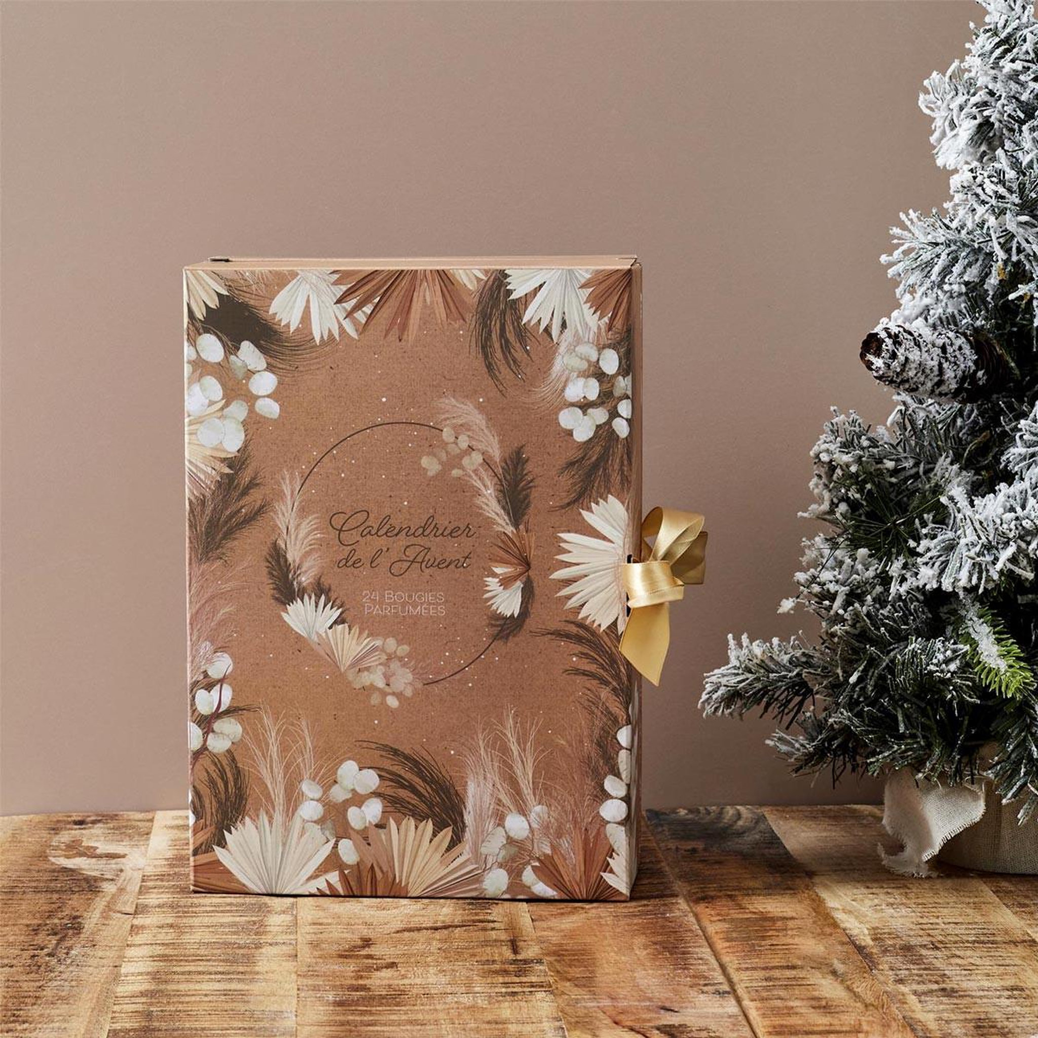 Voir la diapositive 3 : The Home Deco Factory Calendrier de l'avent 24 bougies parfumées  nature  30cm marron