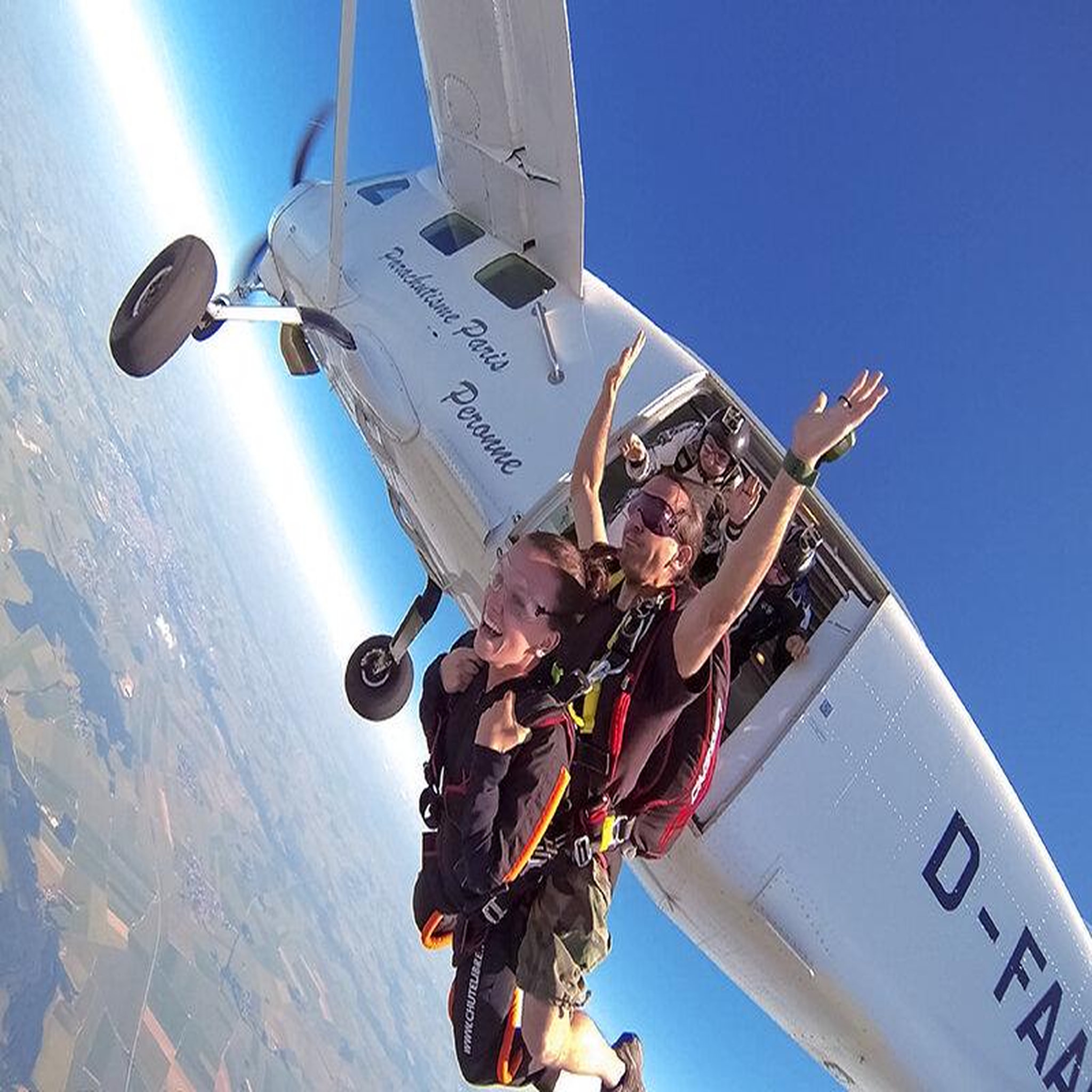 Voir la diapositive 2 : Smartbox Saut en parachute sensationnel depuis l'aérodrome de péronne - coffret cadeau sport & aventure