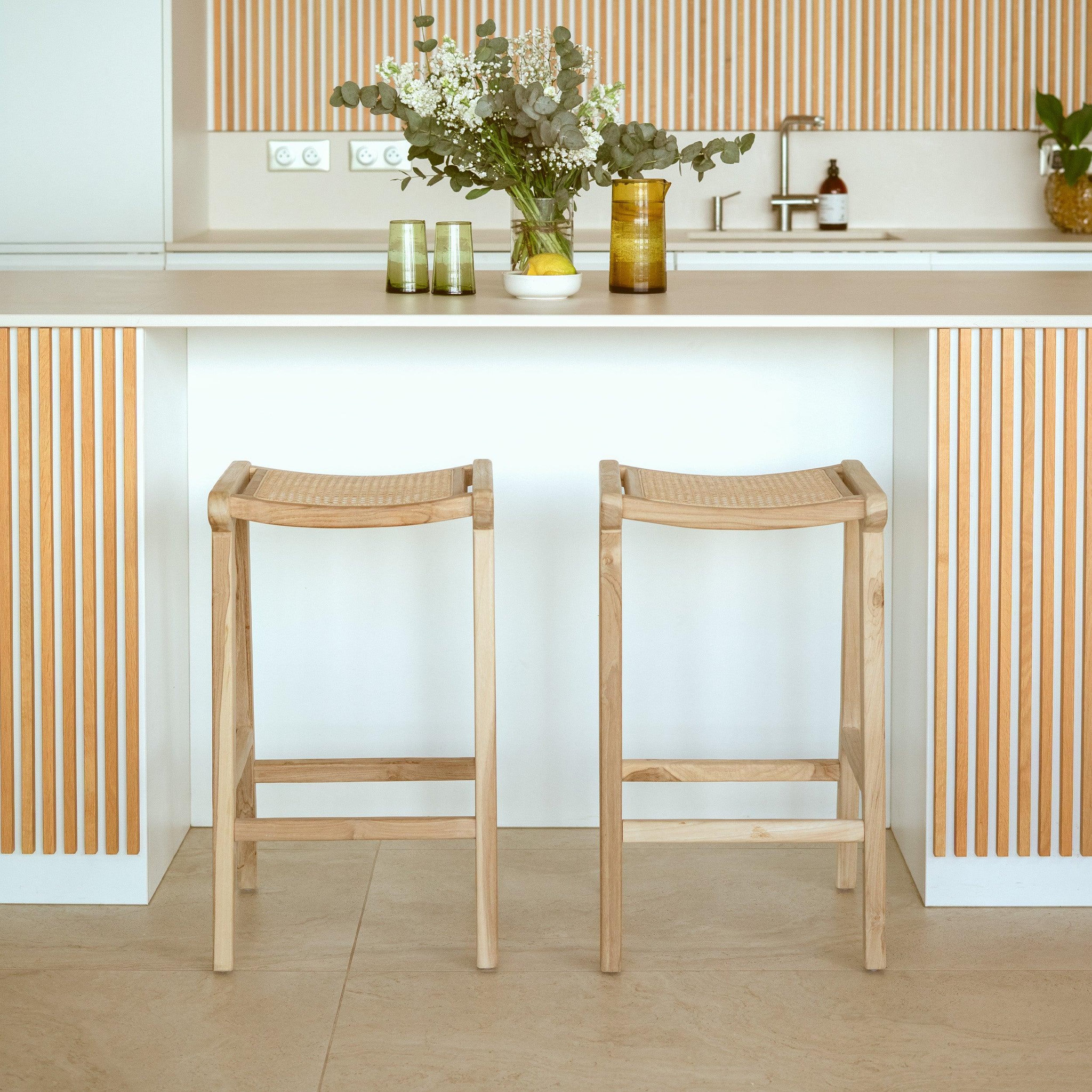 Voir la diapositive 6 : MAISON PAVANE Tabouret pour îlot central 65 cm en teck et cannage-omaha