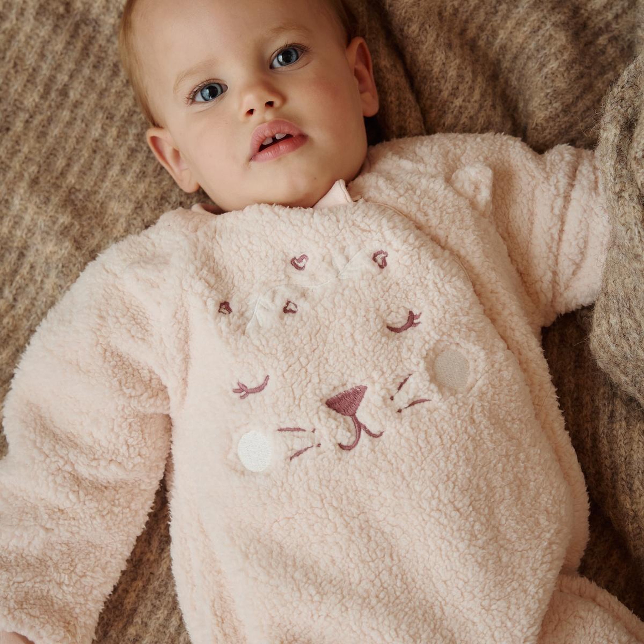 Voir la diapositive 4 : Petit BÃ©guin Surpyjama bébé en sherpa matcha