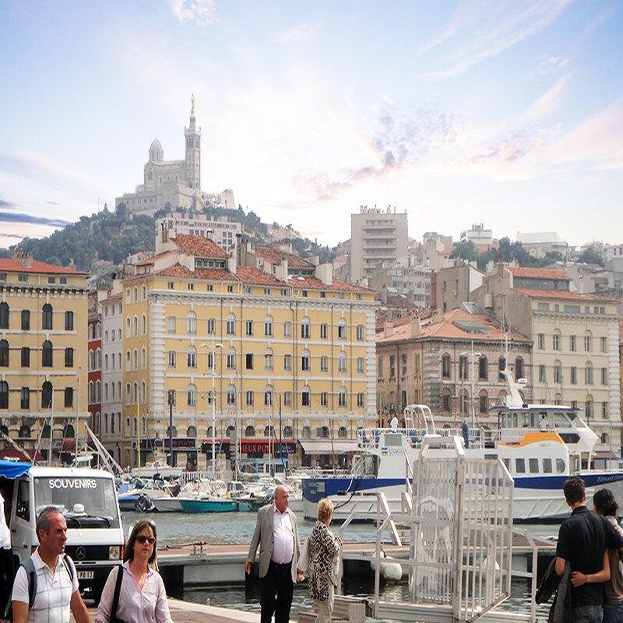 Voir la diapositive 2 : Smartbox Visite insolite de marseille en vélo électrique - coffret cadeau sport & aventure