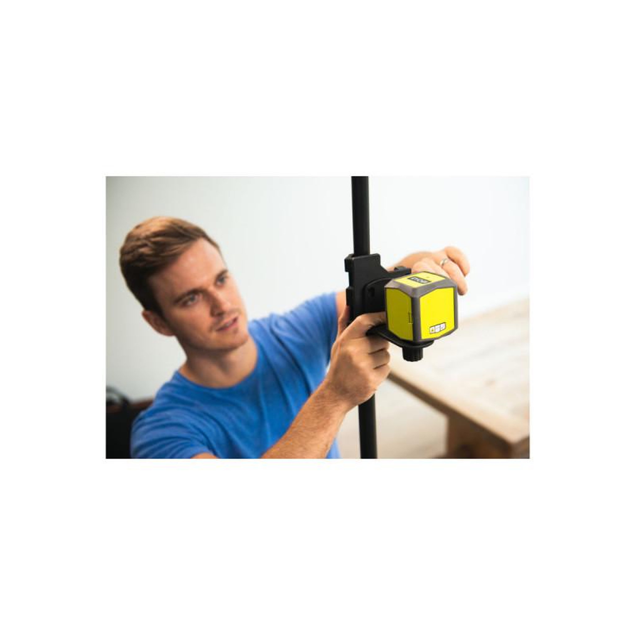 Voir la diapositive 2 : Ryobi Pack RYOBI Laser croix rouge - 10m de porté - 0,5mm de précision - RBCLLR1 - Canne télescopique - 3
