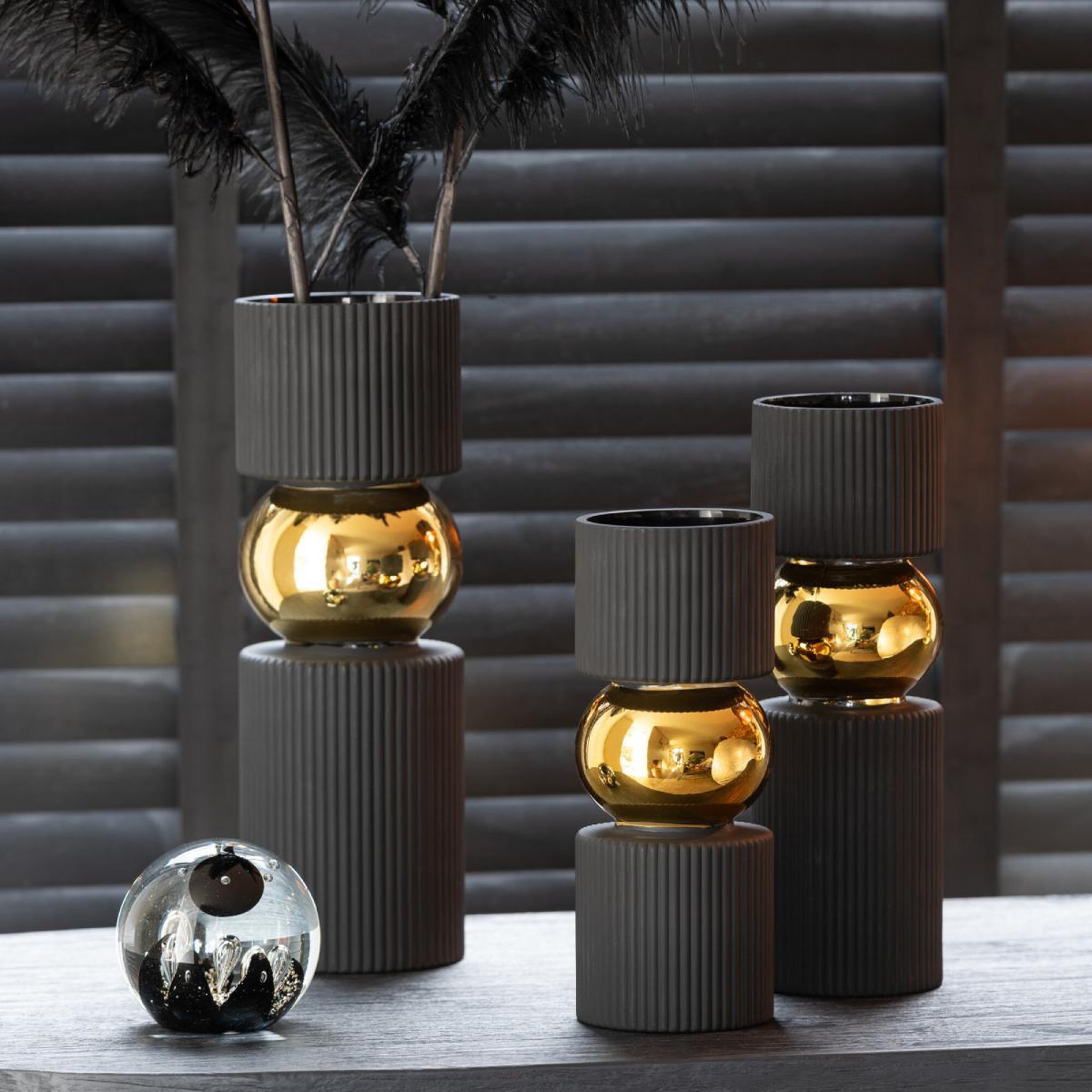 Voir la diapositive 2 : J-LINE Vase design en verre  bonbon  25cm noir
