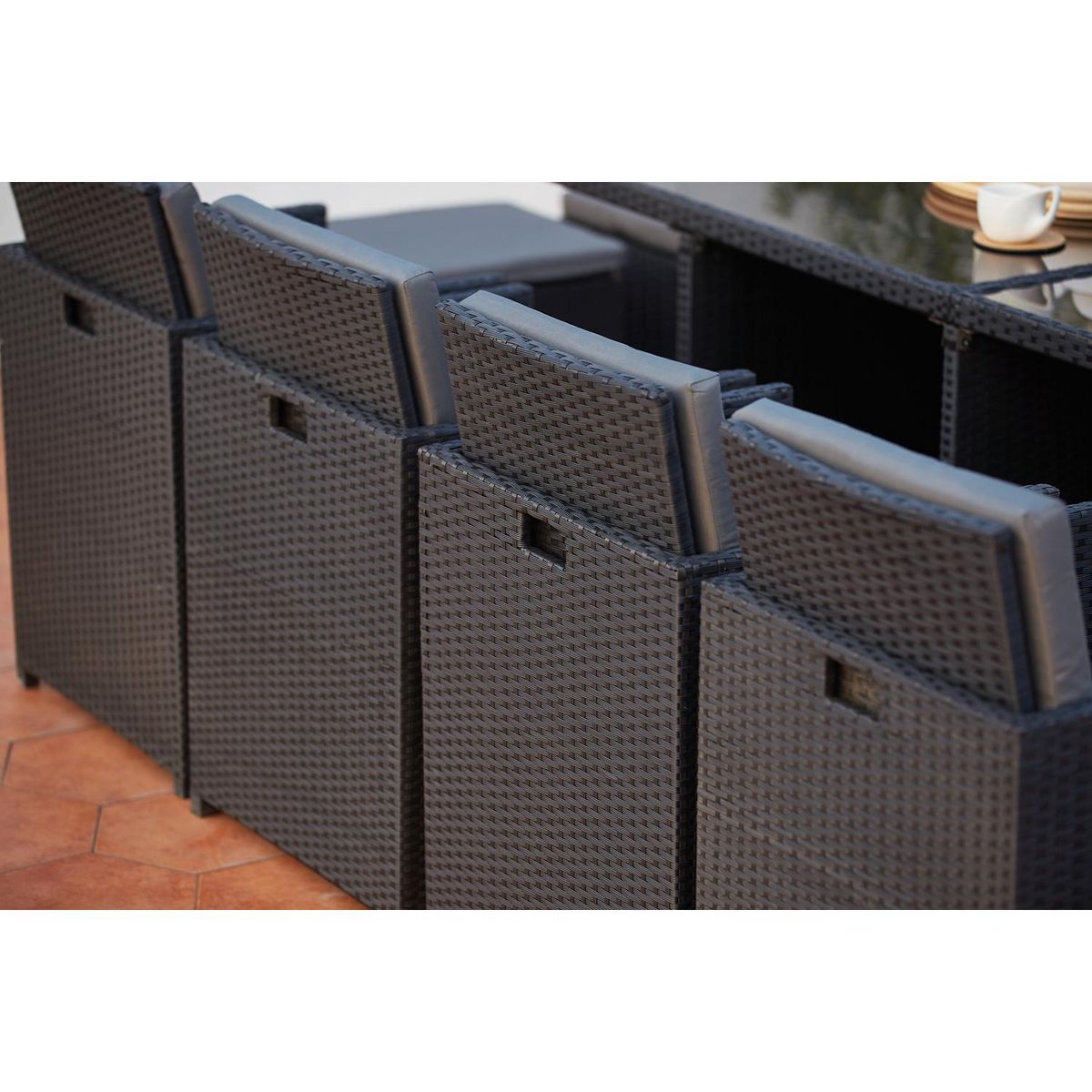 CONCEPT USINE Table et chaises 12 places encastrables en résine noir-gris MONACO