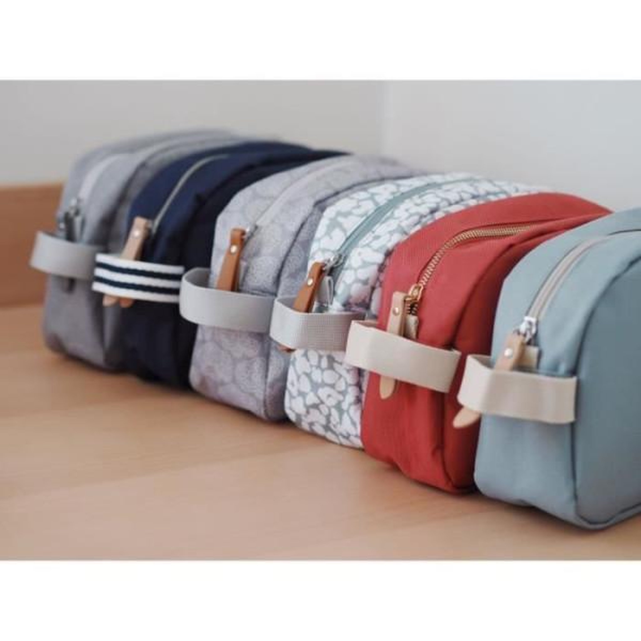 Voir la diapositive 5 : MARKET24 Beaba, trousse de toilette bébé cherry blossom