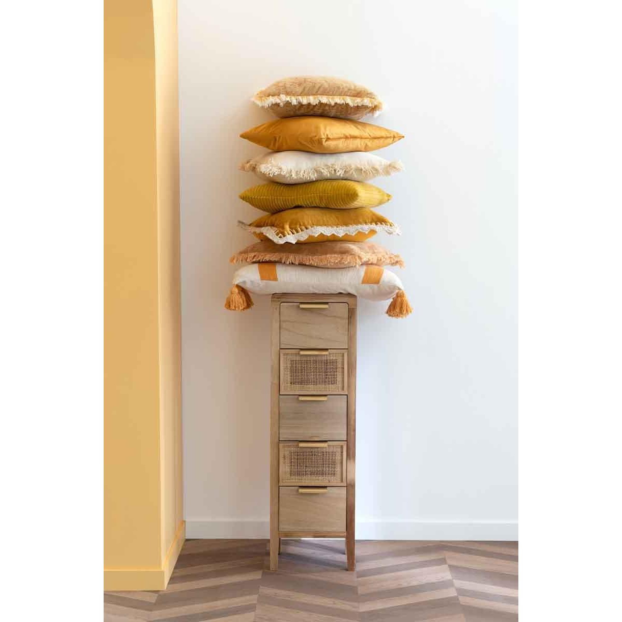 Voir la diapositive 4 : J-LINE Coussin déco  franges velours  45x45cm beige