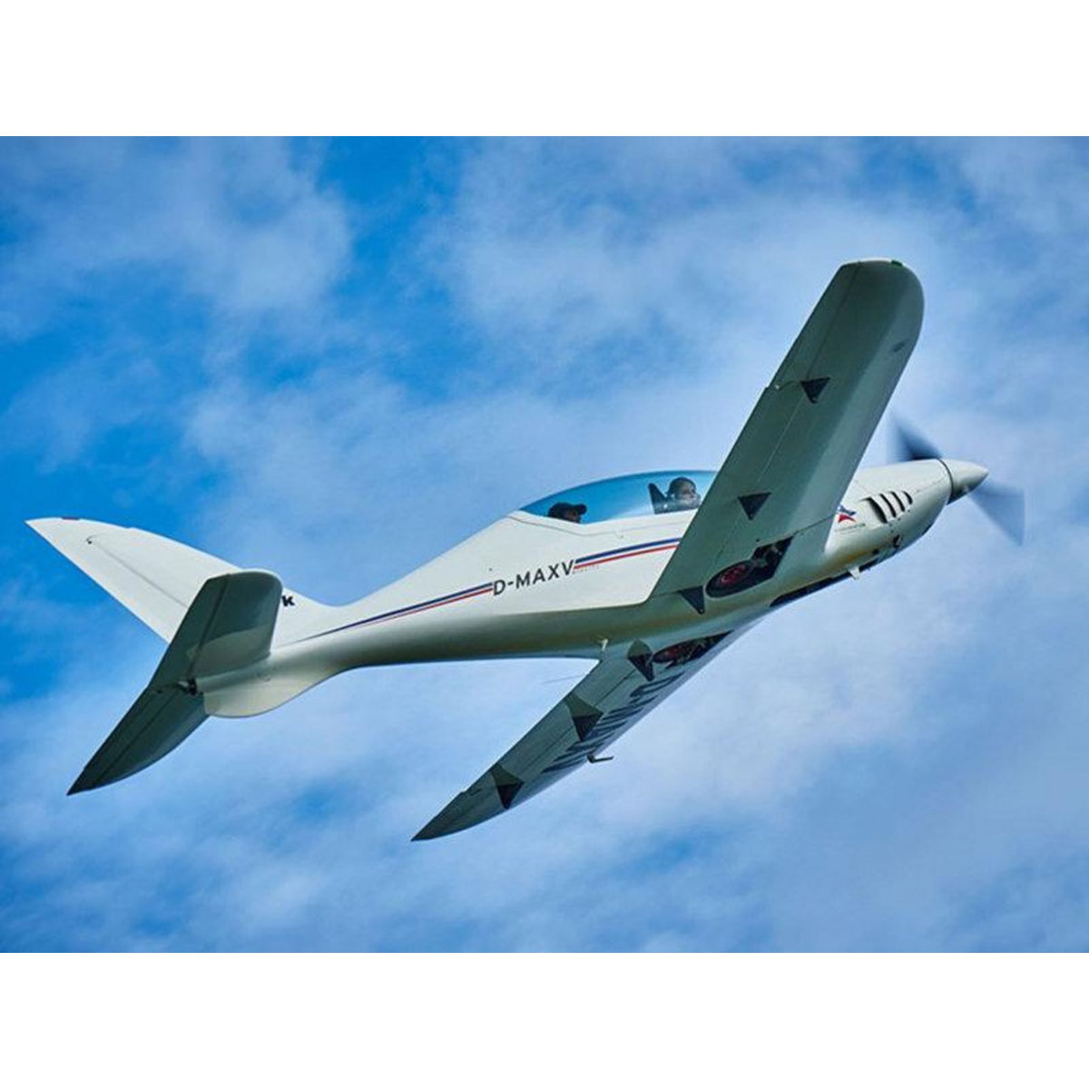 Smartbox Baptême de l'air en Shark UL au-dessus des falaises d'Étretat avec vidéo souvenir du vol - Coffret Cadeau Sport & Aventure