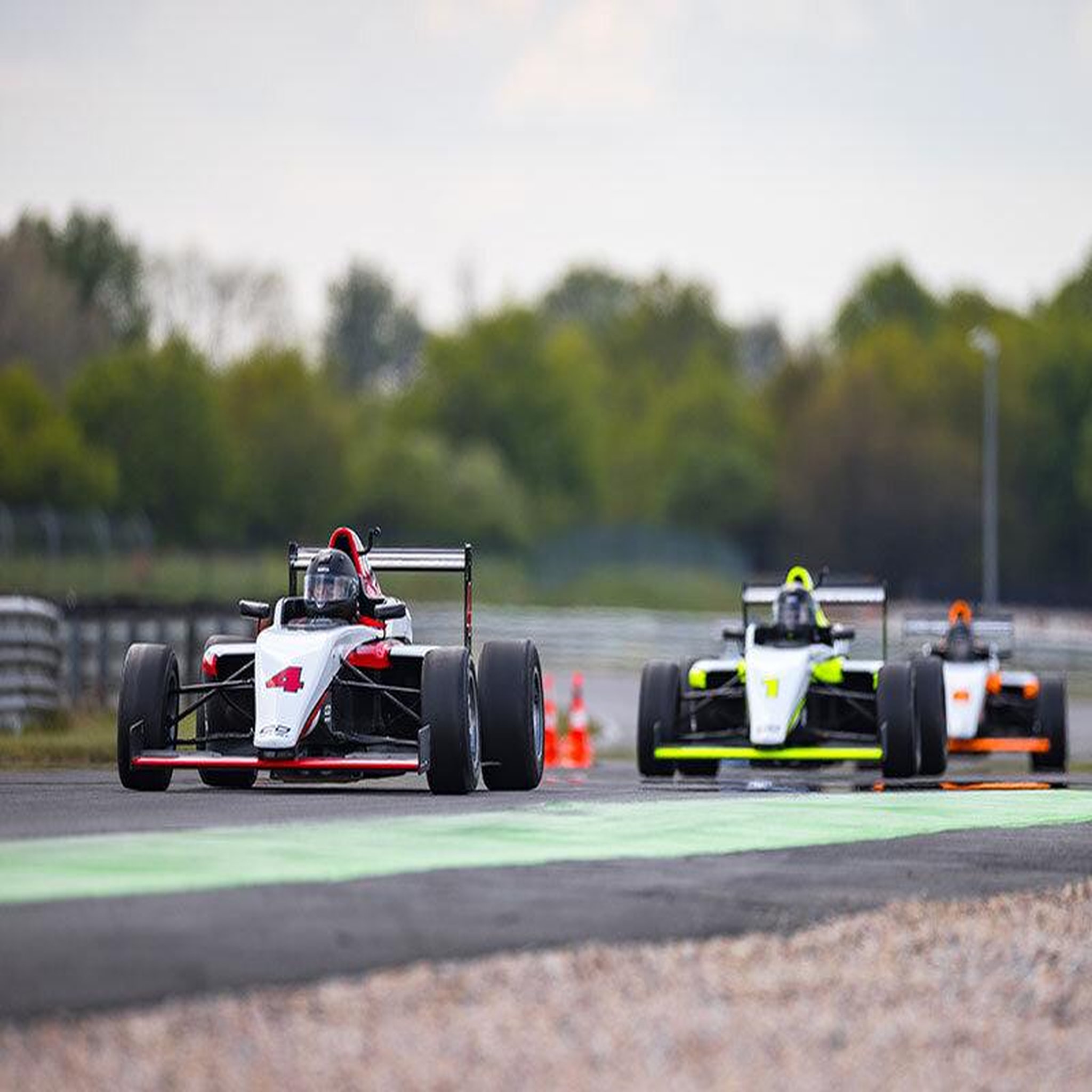 Voir la diapositive 6 : Smartbox Stage de pilotage monoplace : 15 à 21 tours sur circuit en formule 4 tatuus - coffret cadeau sport & aventure