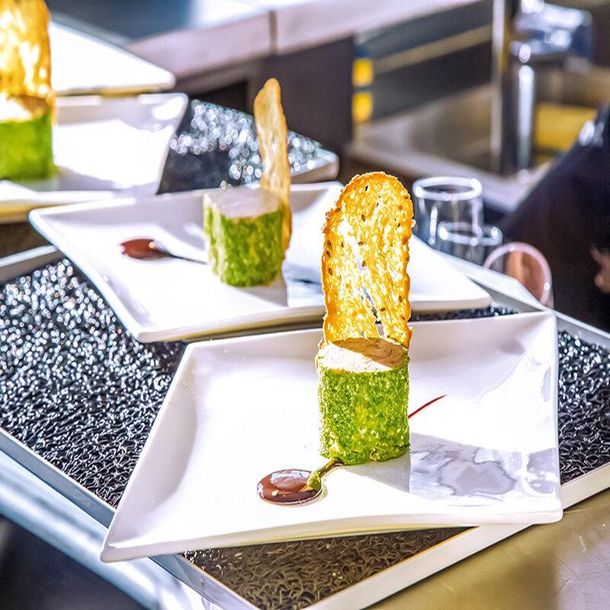 Voir la diapositive 6 : Smartbox Repas insolite 5 plats et visite de paris dans le bus à impériale champs-élysées - coffret cadeau gastronomie