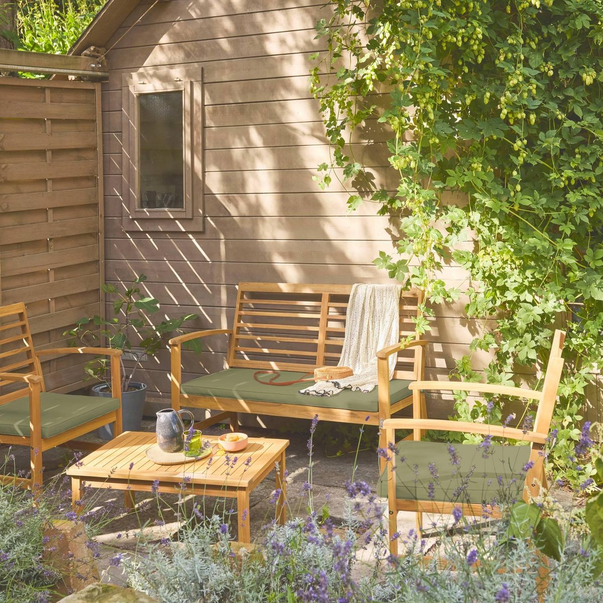 SWEEEK Salon de jardin CHLOE en bois d'acacia 4 places, avec coussins en polyester, un canapé, une table, deux fauteuils