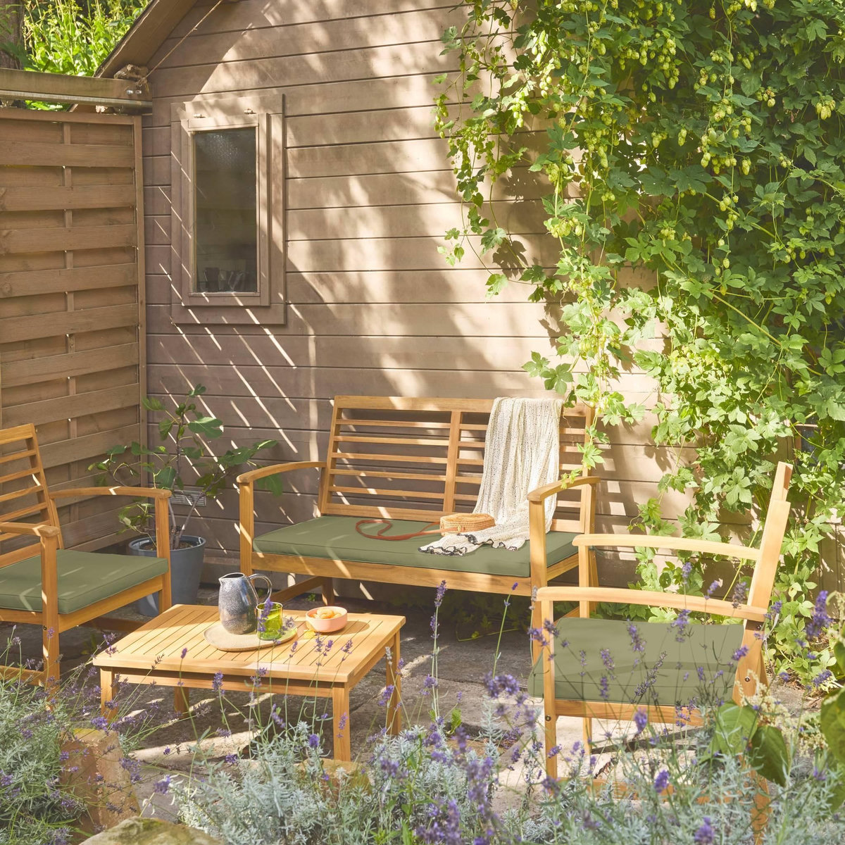 SWEEEK Salon de jardin CHLOE en bois d'acacia 4 places, avec coussins en polyester, un canapé, une table, deux fauteuils