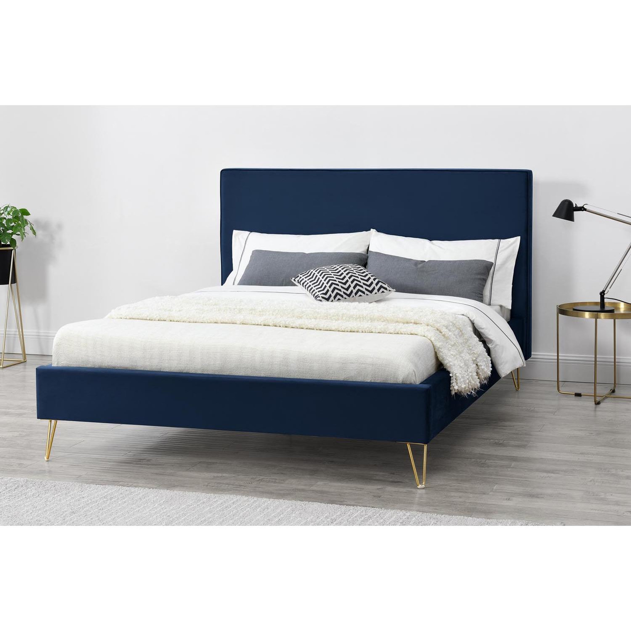 Voir la diapositive 3 : CONCEPT USINE Lit 140 x 190 cm en velours et laiton bleu riverside