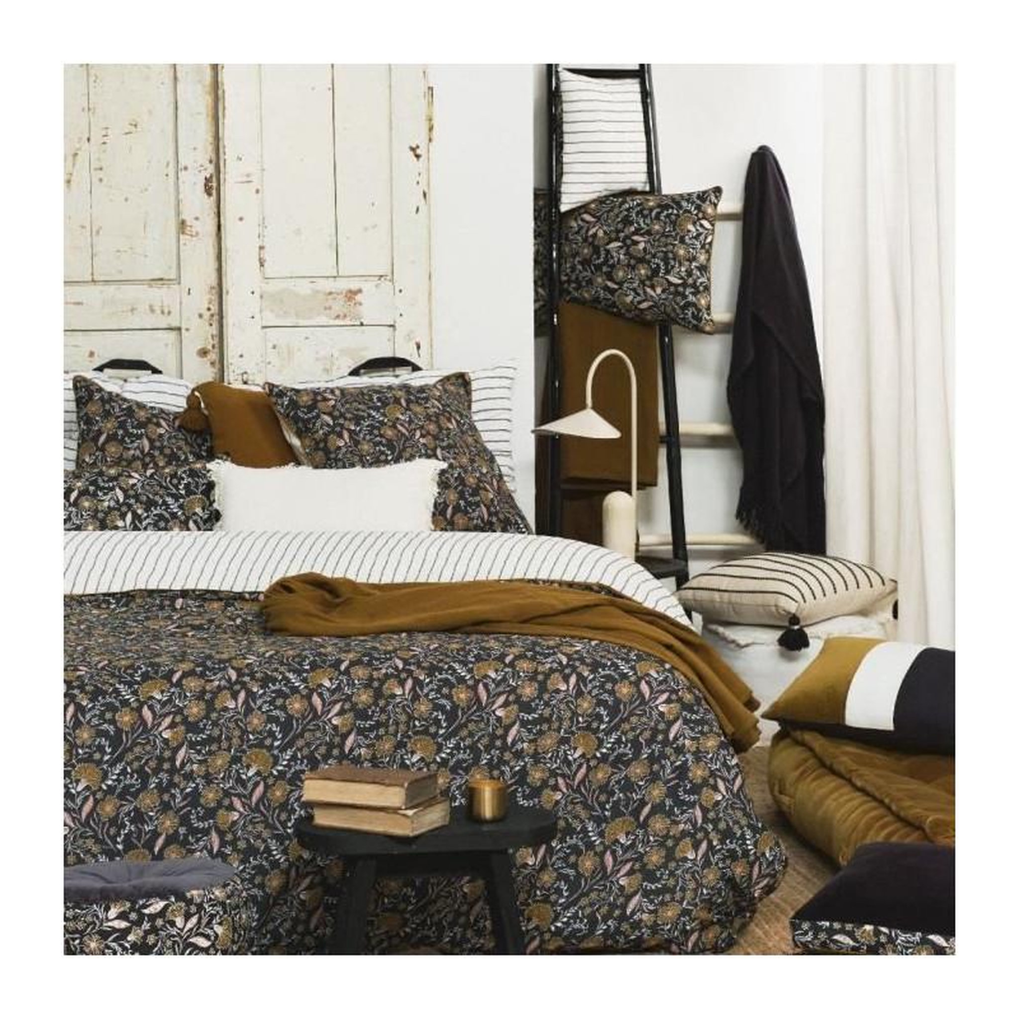 Voir la diapositive 2 : Today PARURE DE LIT TODAY - HOUSSE DE COUETTE 240X260 + 2 TAIES D OREILLER 63X63 - 100% COTON 57 fils - Marigold Indies