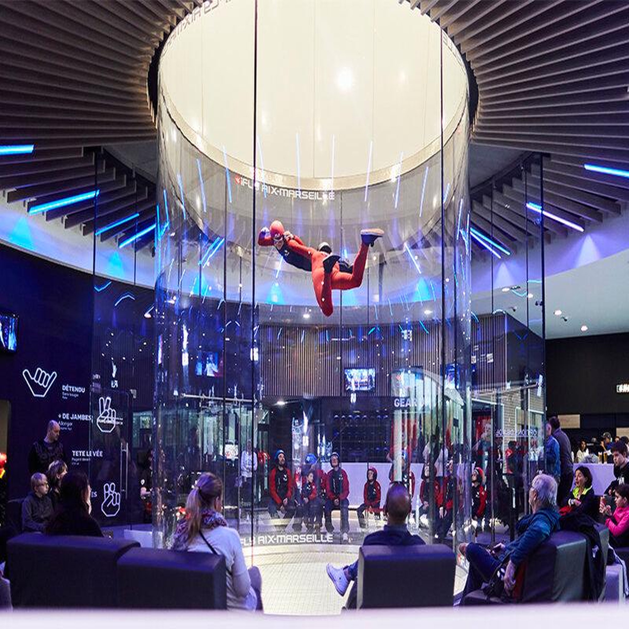 Voir la diapositive 3 : Smartbox 2 vols en chute libre indoor et 1 vol immersif en 4d avec ifly aix-marseille - coffret cadeau sport & aventure