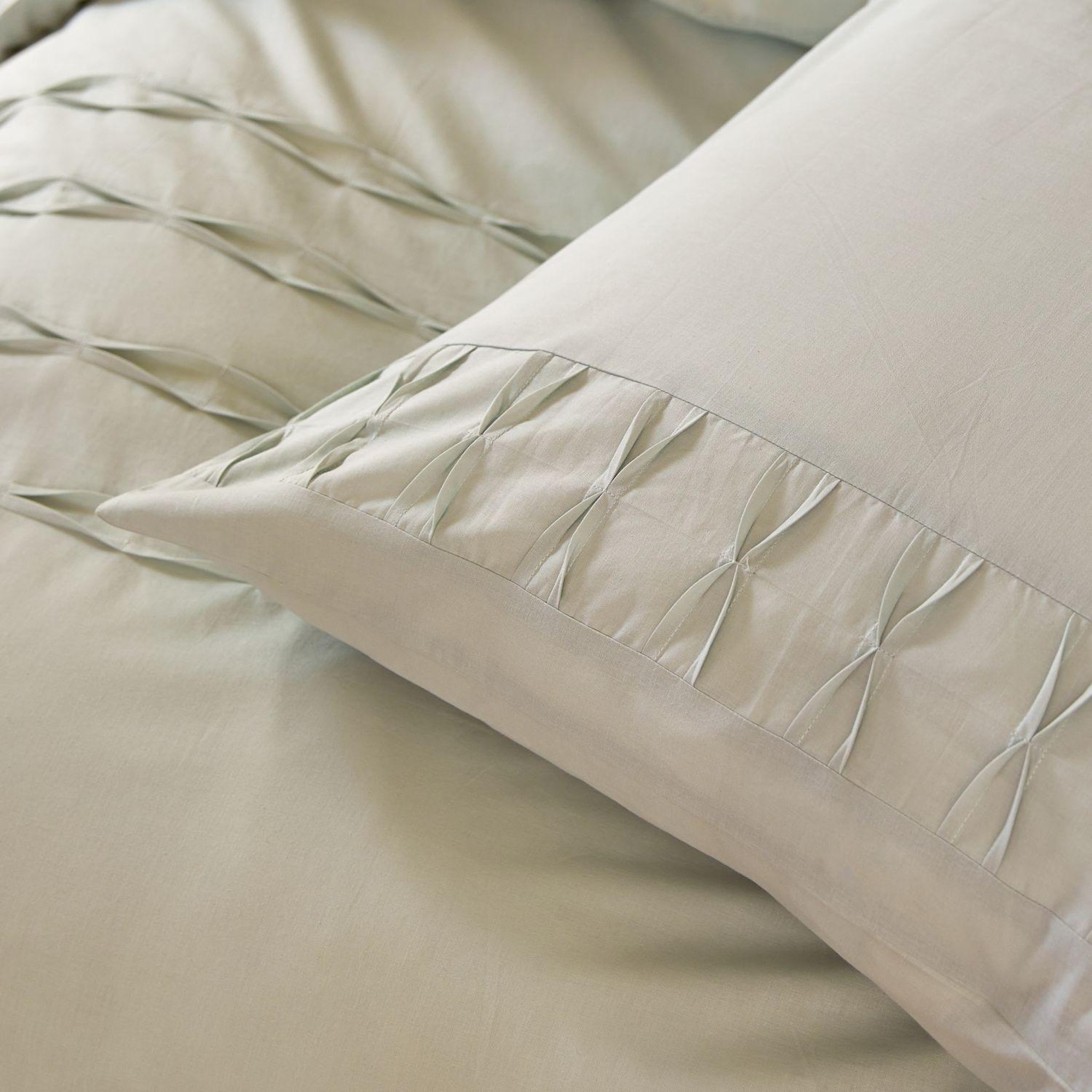 Voir la diapositive 2 : ACTUEL Parure housse de couette brodée en coton 57 fils FLOCON