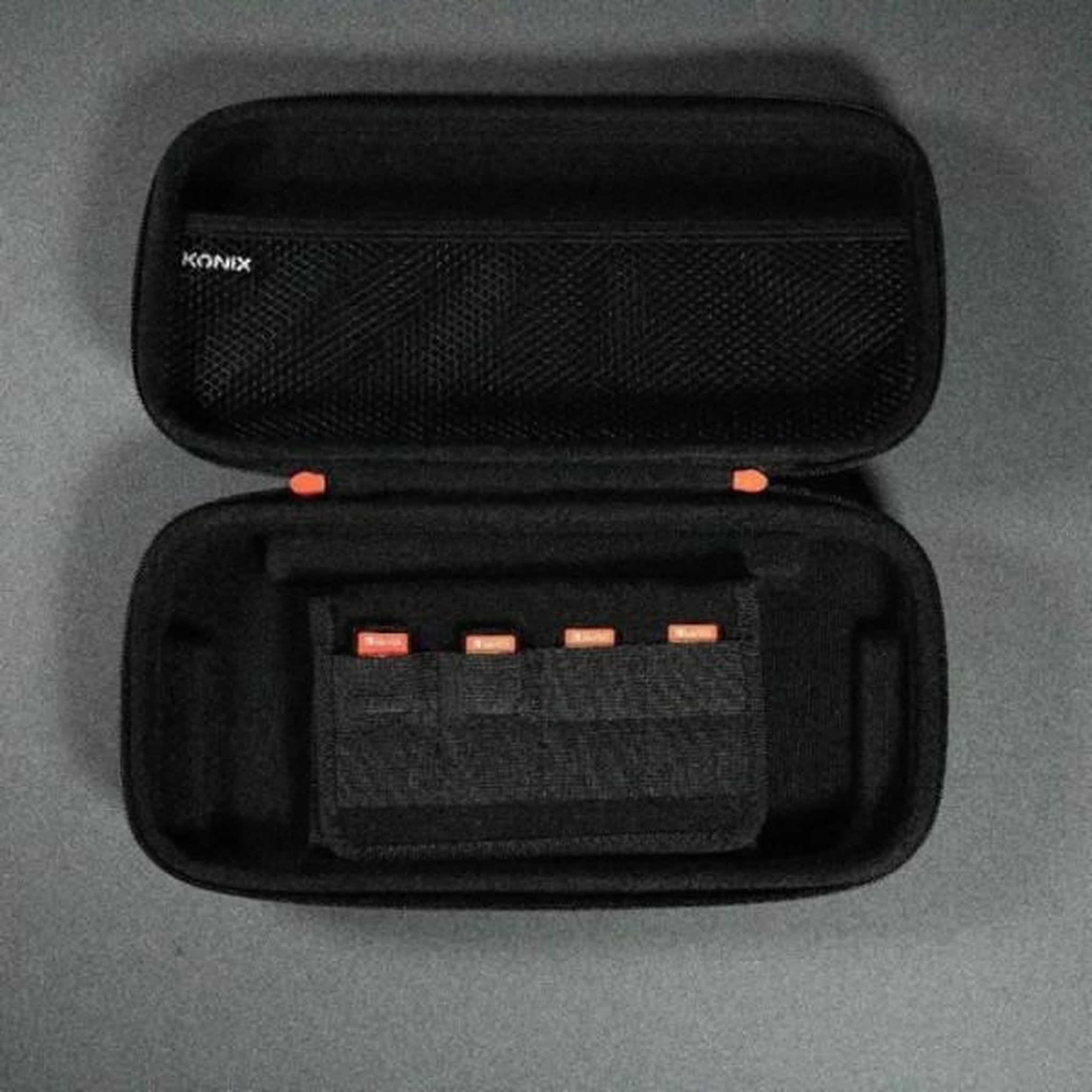 Voir la diapositive 4 : Konix Housse de protection et transport - KONIX - Console Nintendo Switch 2 - Filet rangement accessoires - 8 compartiments jeux - Noi