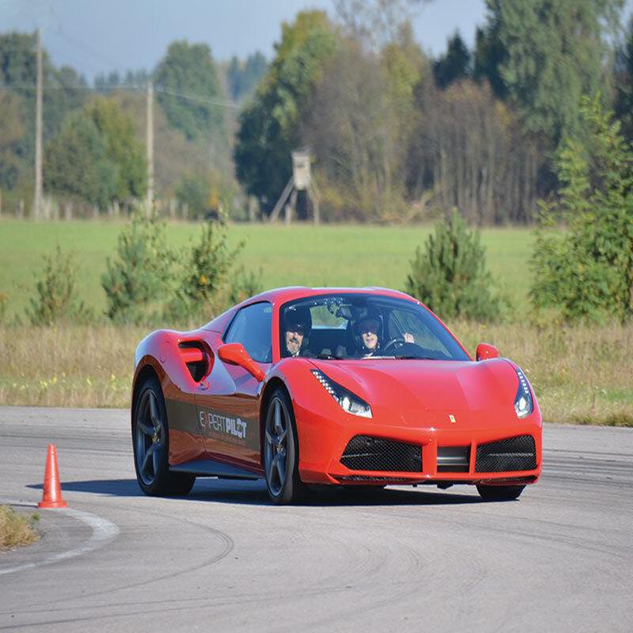 Voir la diapositive 2 : Smartbox Pilotage d'exception : 6 tours en Ferrari F488 sur le circuit de Dijon-Prenois - Coffret Cadeau Sport & Aventure