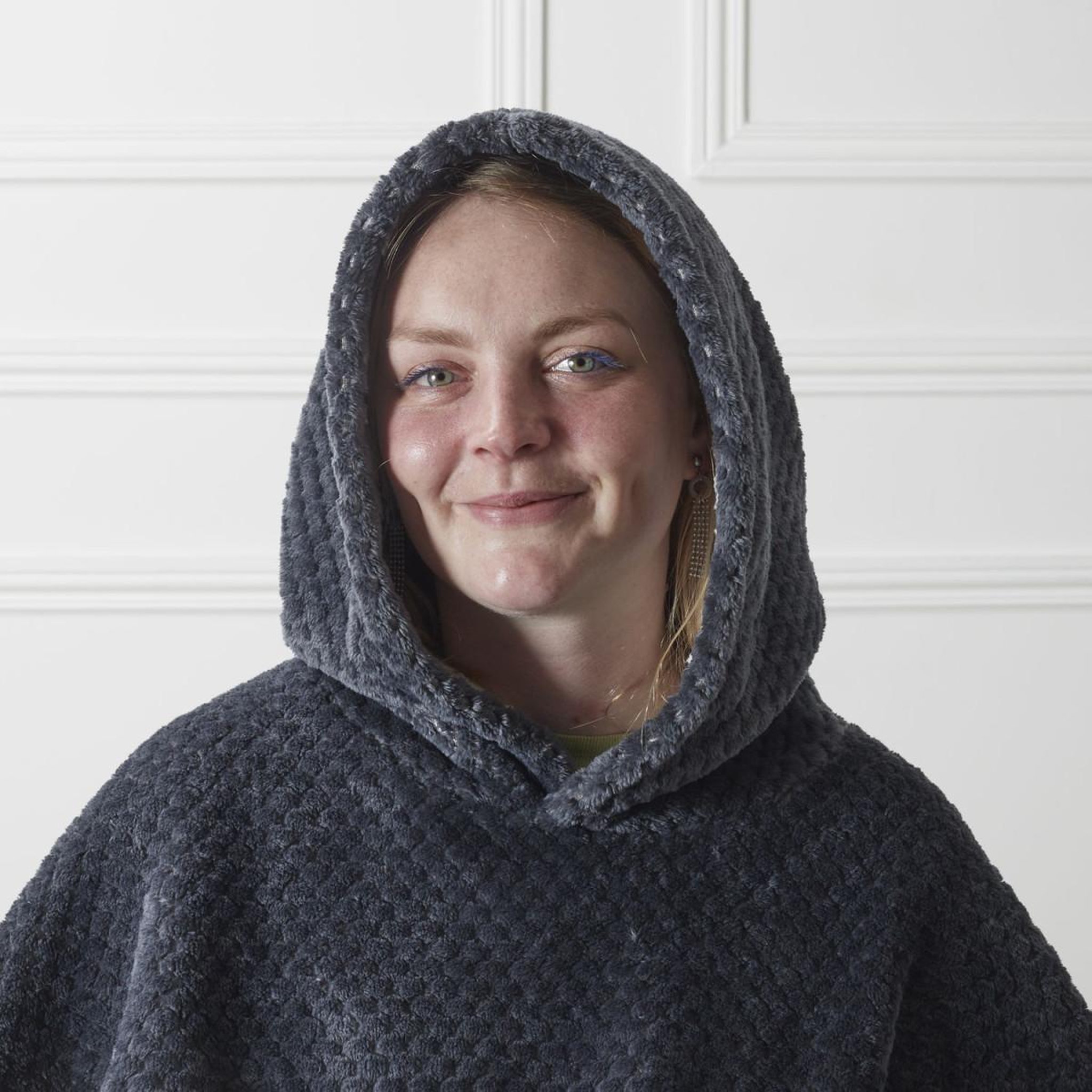 Voir la diapositive 2 : The Home Deco Factory Plaid sweat à capuche  fausse fourrure  85x115cm gris foncé