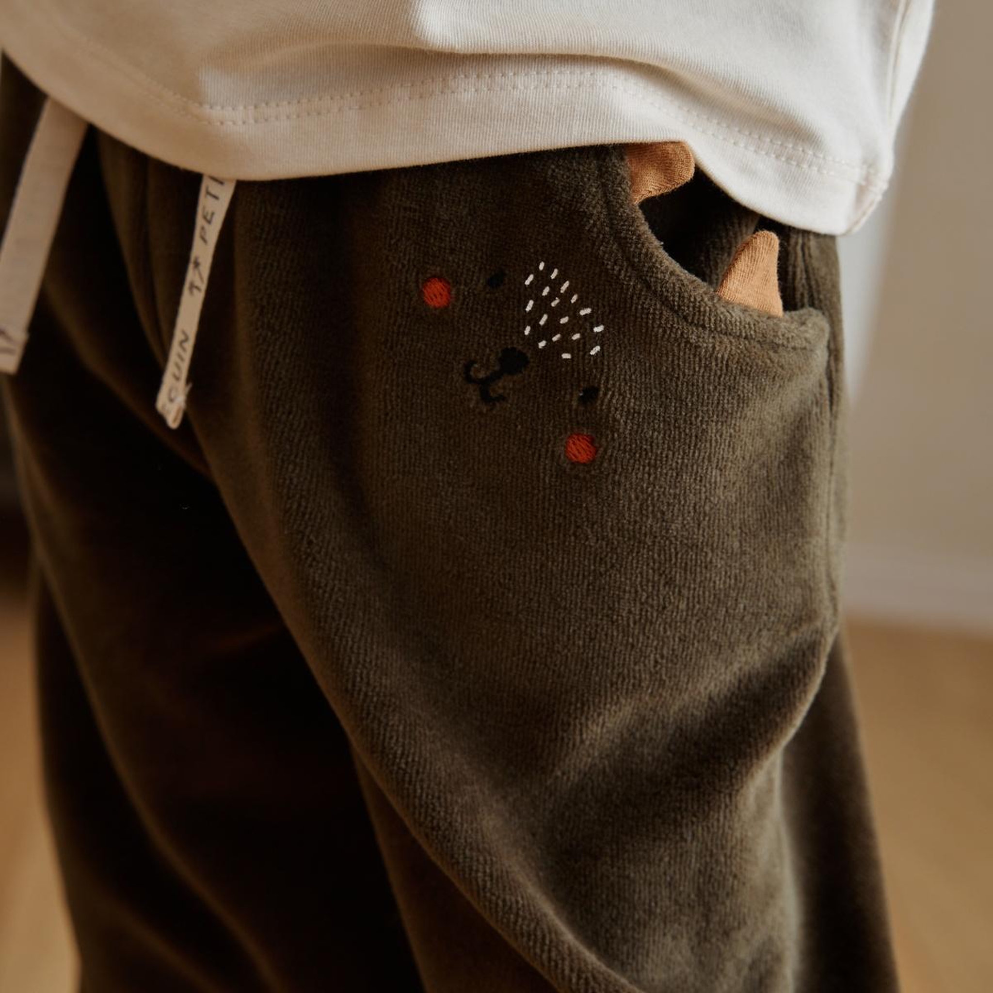 Voir la diapositive 4 : PETIT BEGUIN Pantalon bébé en velours ginkgo