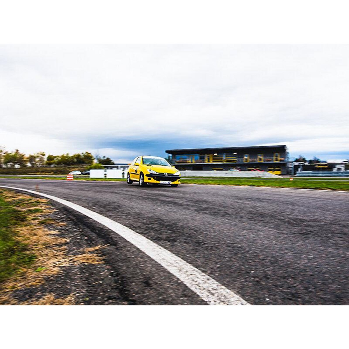 Smartbox 1h30 de pilotage en C2 Rallye sur circuit terre ou en 206 S16 sur asphalte près de Saint-Étienne - Coffret Cadeau Sport & Aventure