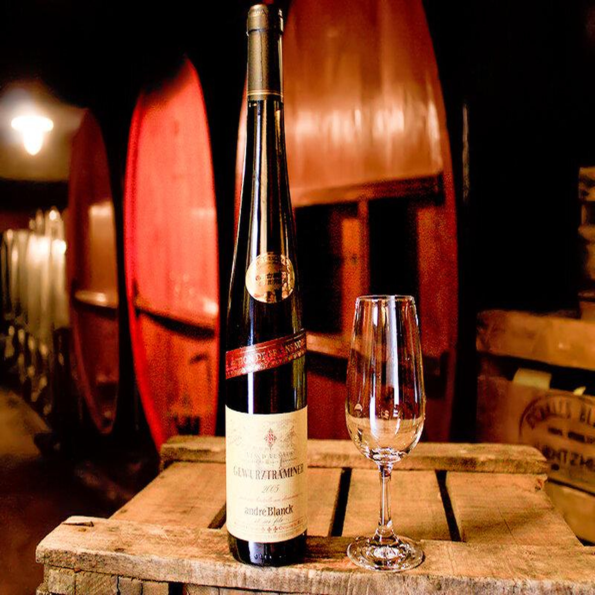 Voir la diapositive 2 : Smartbox Visite œnologique avec dégustation en duo et 3 bouteilles de vin près de colmar - coffret cadeau gastronomie