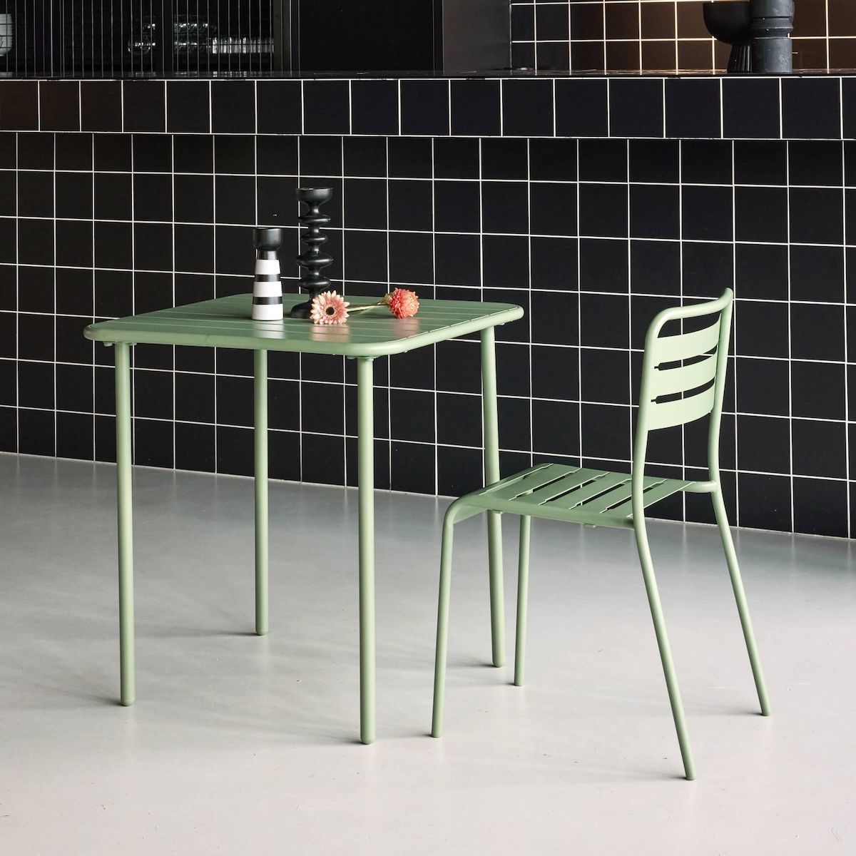 SWEEEK Table de jardin métal 2 places, Amelia 70 x 70cm