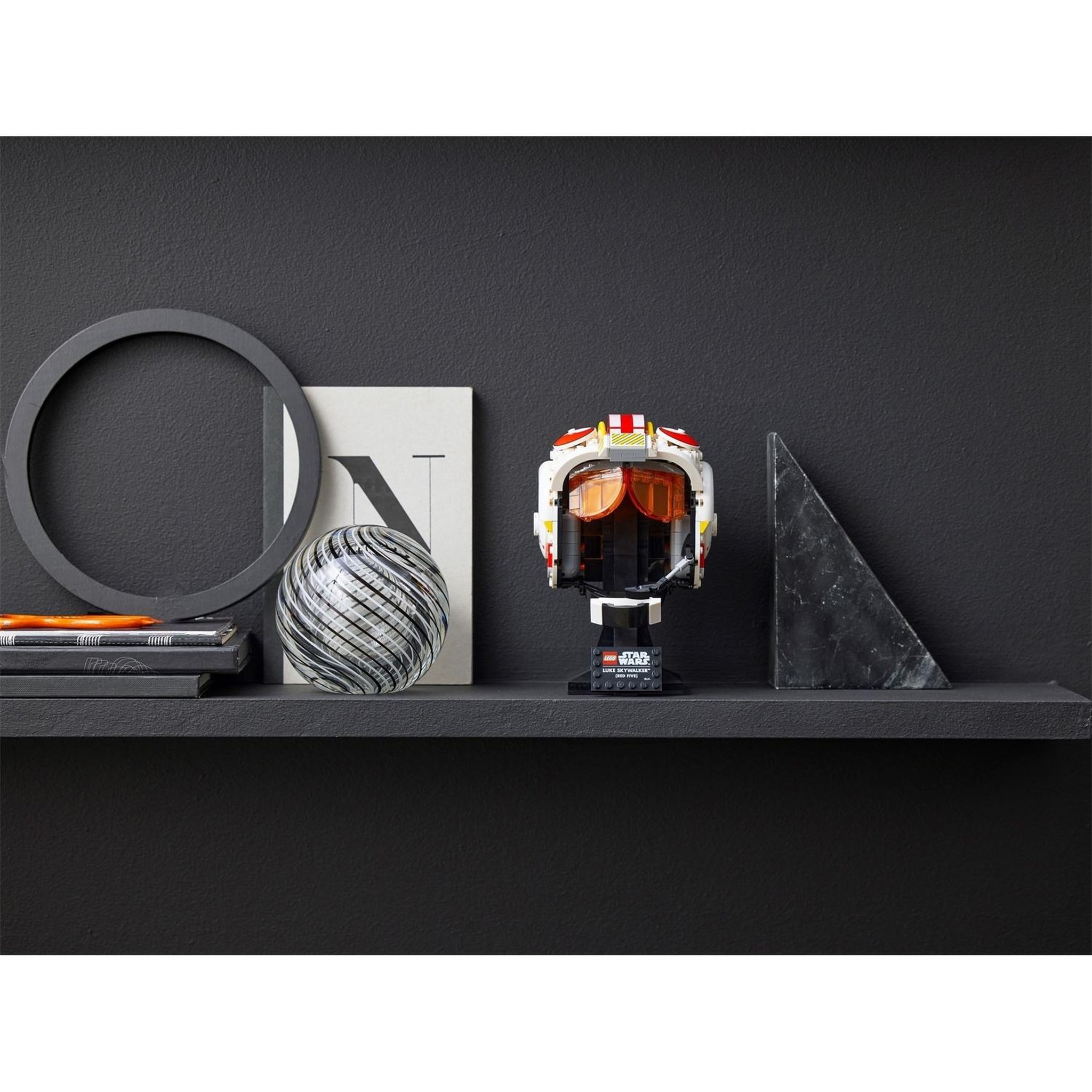Voir la diapositive 4 : LEGO Star Wars Le casque Red Five de Luke Skywalker™