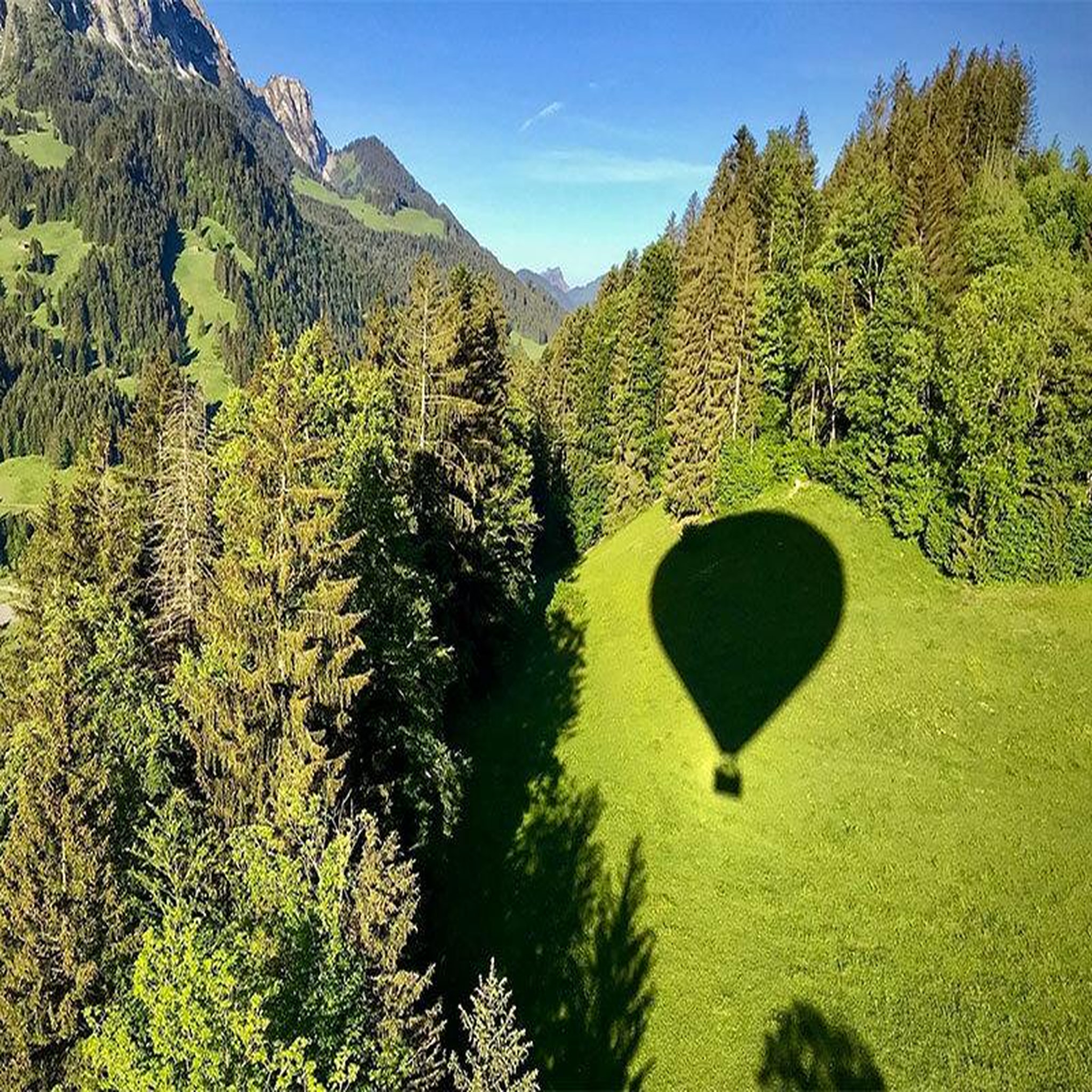 Voir la diapositive 3 : Smartbox Vol en montgolfière proche du lac d'annecy et de sa région - coffret cadeau sport & aventure