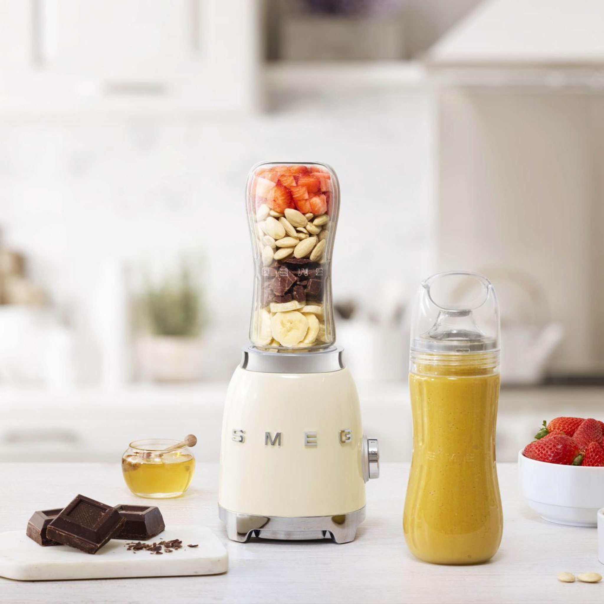 Voir la diapositive 5 : SMEG Blender pbf01creu mini crème
