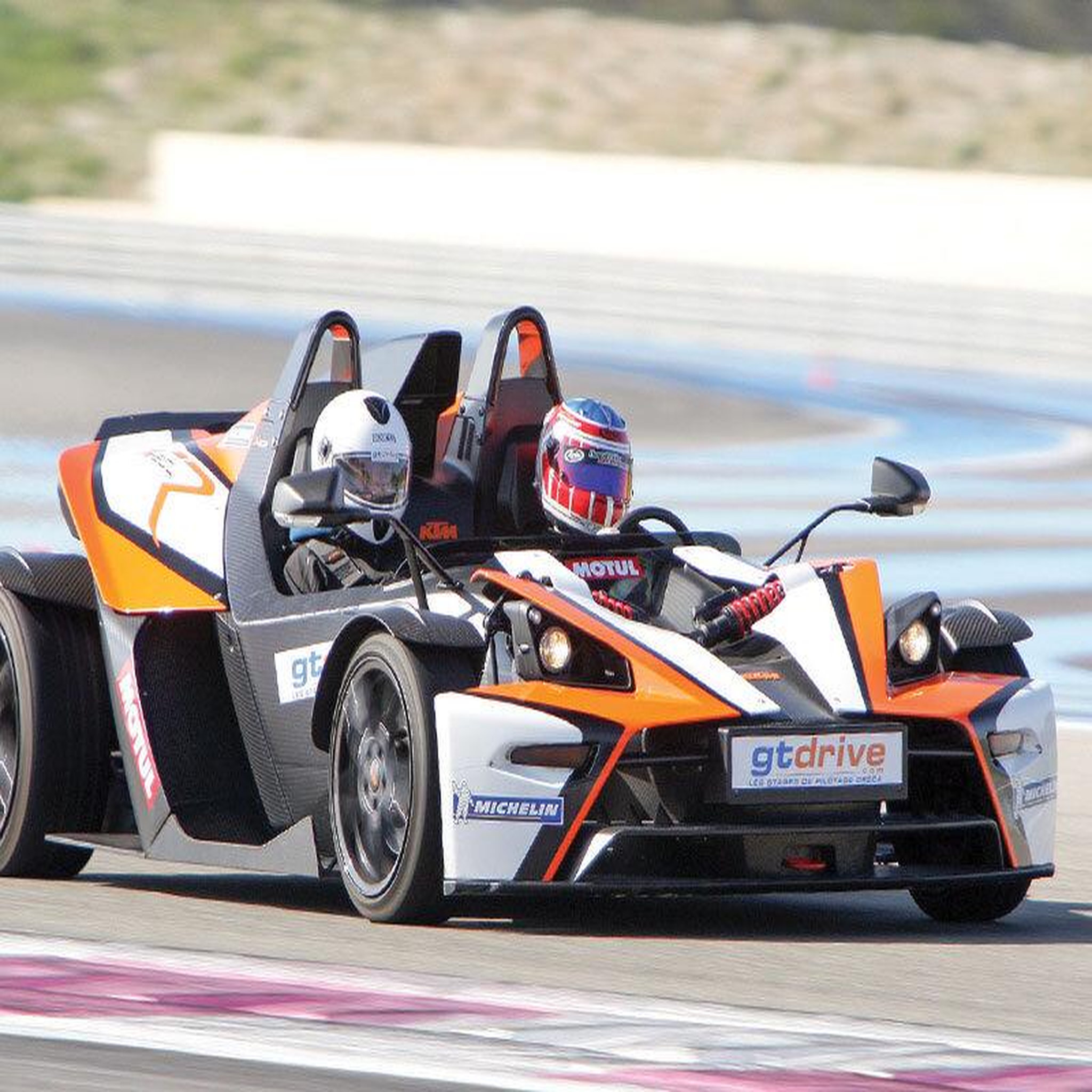 Voir la diapositive 4 : Smartbox Baptême en moto ou pilotage de voiture de sport sur le circuit de Magny-Cours - Coffret Cadeau Sport & Aventure