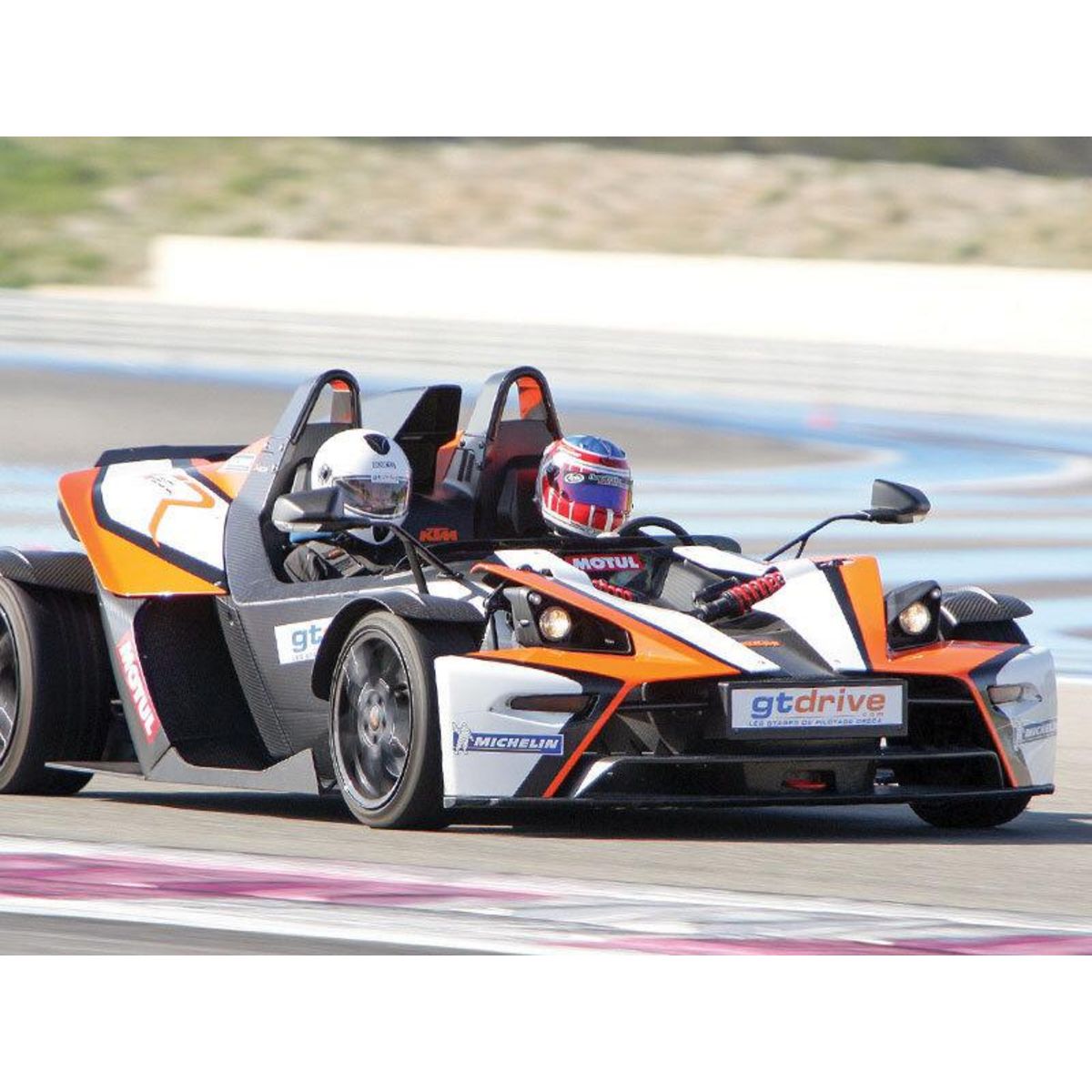 Smartbox Baptême en moto ou pilotage de voiture de sport sur le circuit de Magny-Cours - Coffret Cadeau Sport & Aventure