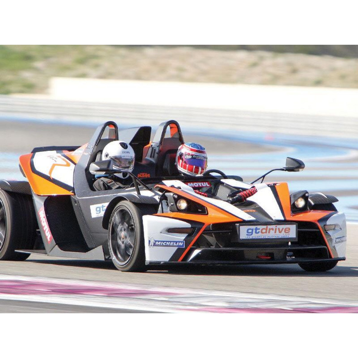 Smartbox Baptême en moto ou pilotage de voiture de sport sur le circuit de Magny-Cours - Coffret Cadeau Sport & Aventure